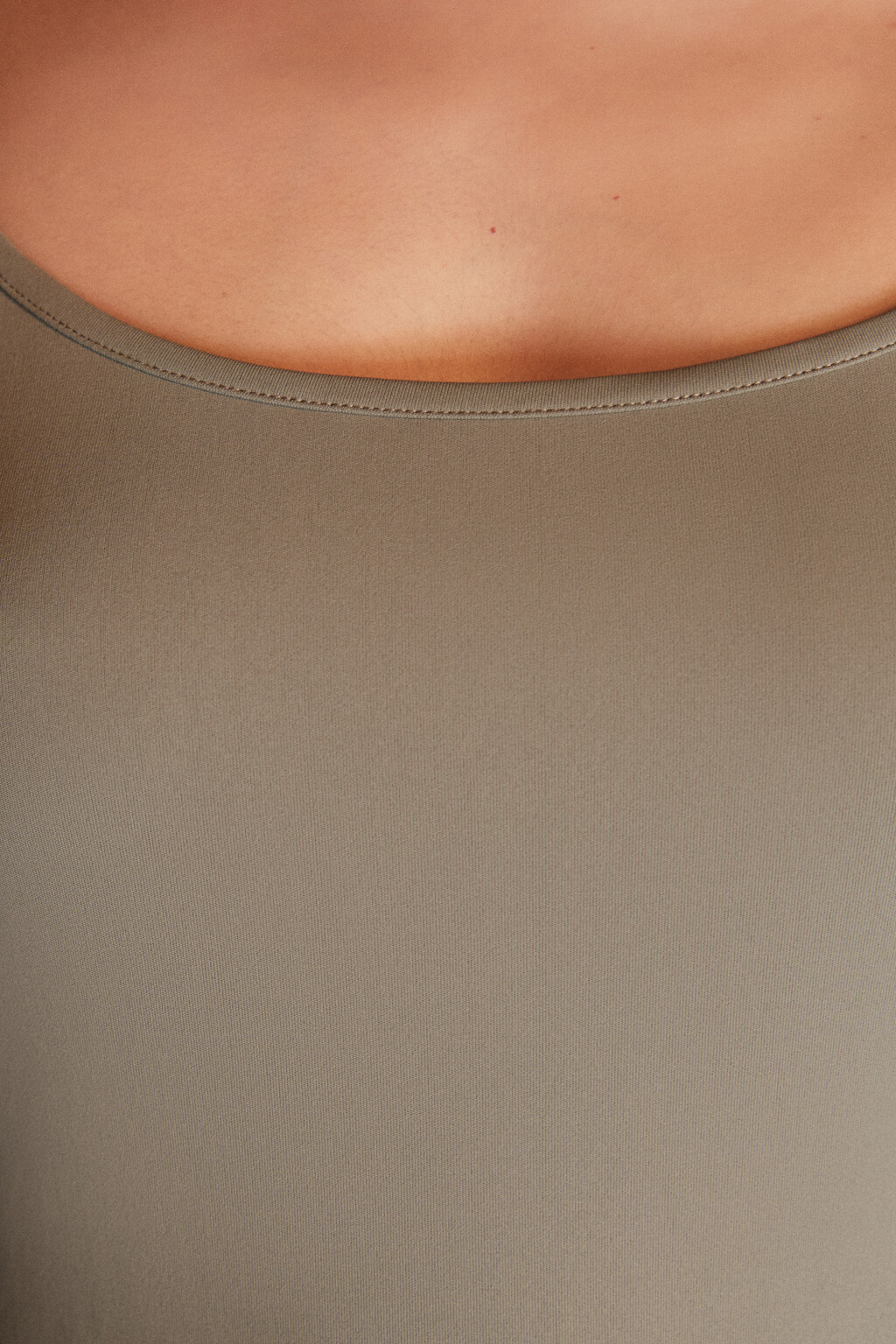 Майка гладкая на тонких бретелях - цвет зеленый - 5