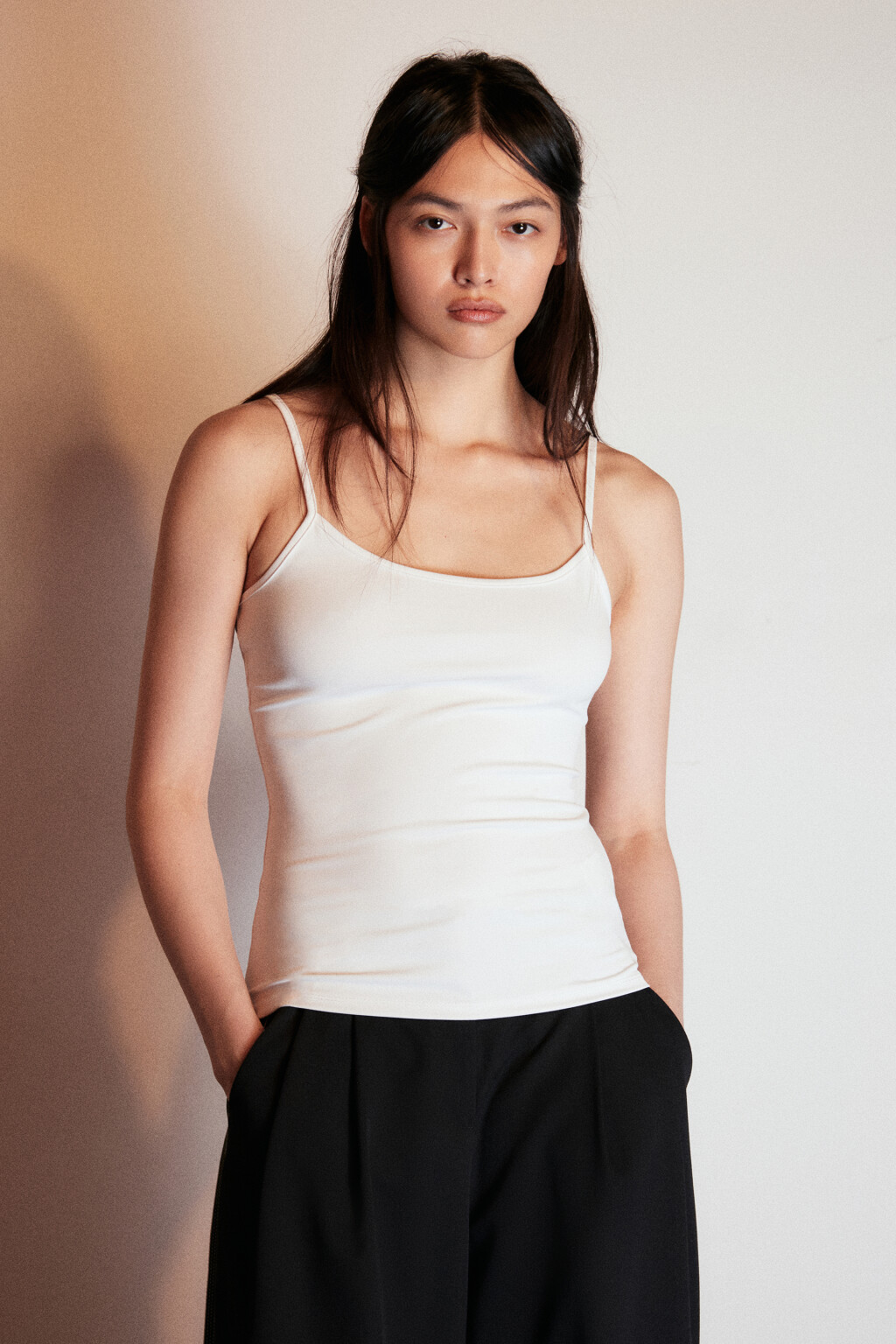 Майка гладкая на тонких бретелях - цвет белый - 2