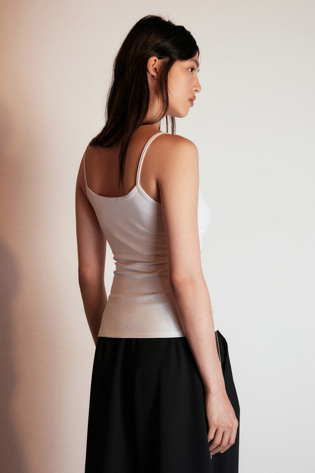 Майка гладкая на тонких бретелях - цвет белый - 3