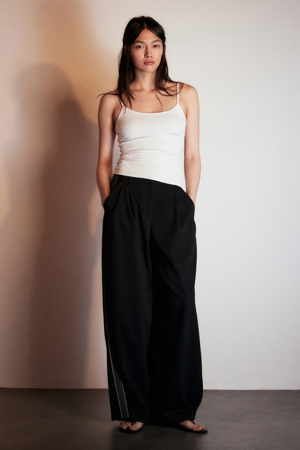 Майка гладкая на тонких бретелях - цвет белый - 4