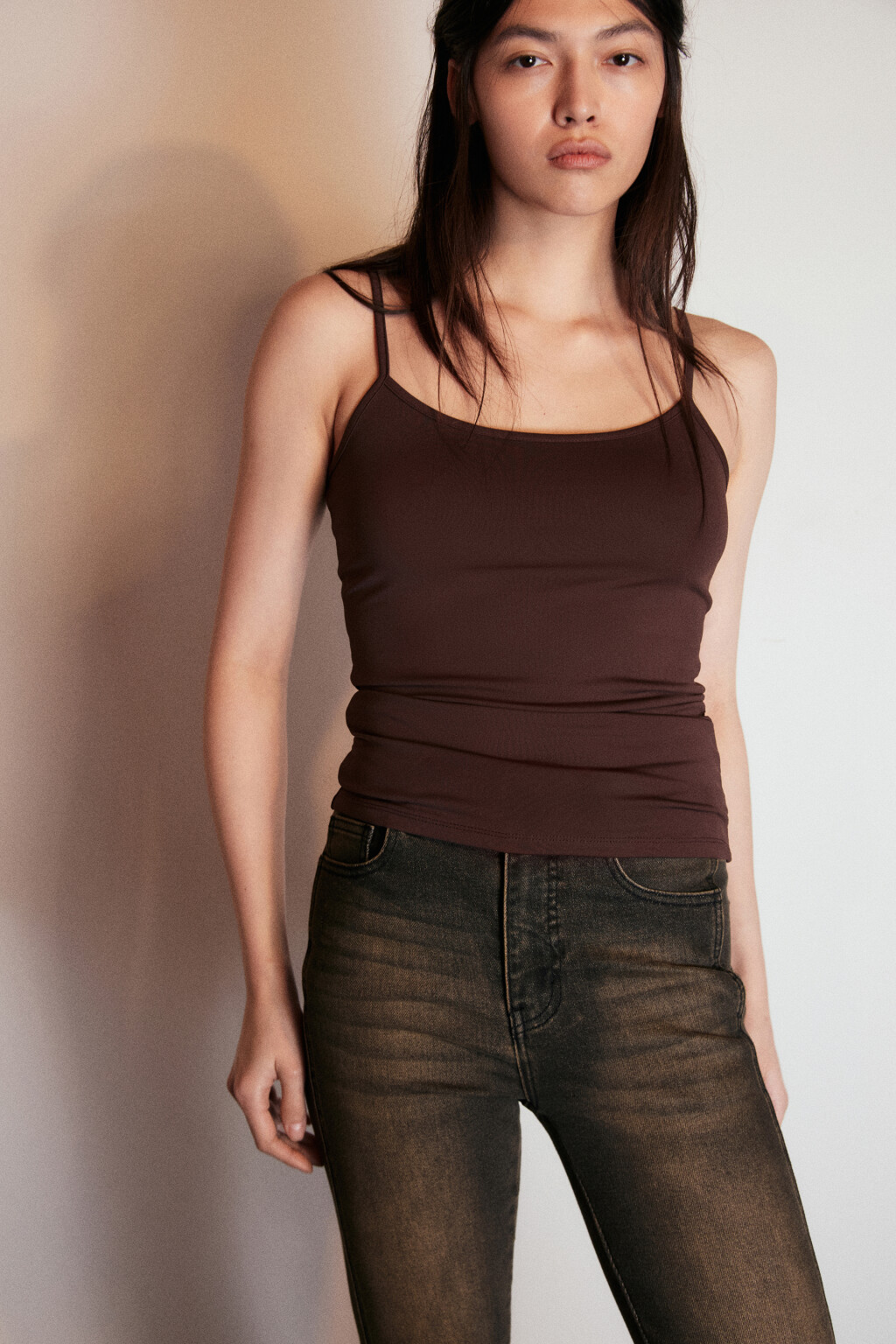 Майка гладкая на тонких бретелях - цвет коричневый - 1