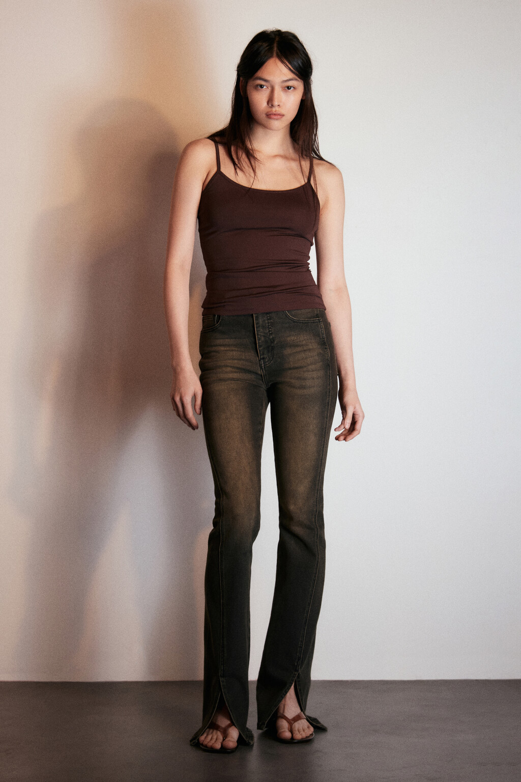 Майка гладкая на тонких бретелях - цвет коричневый - 4