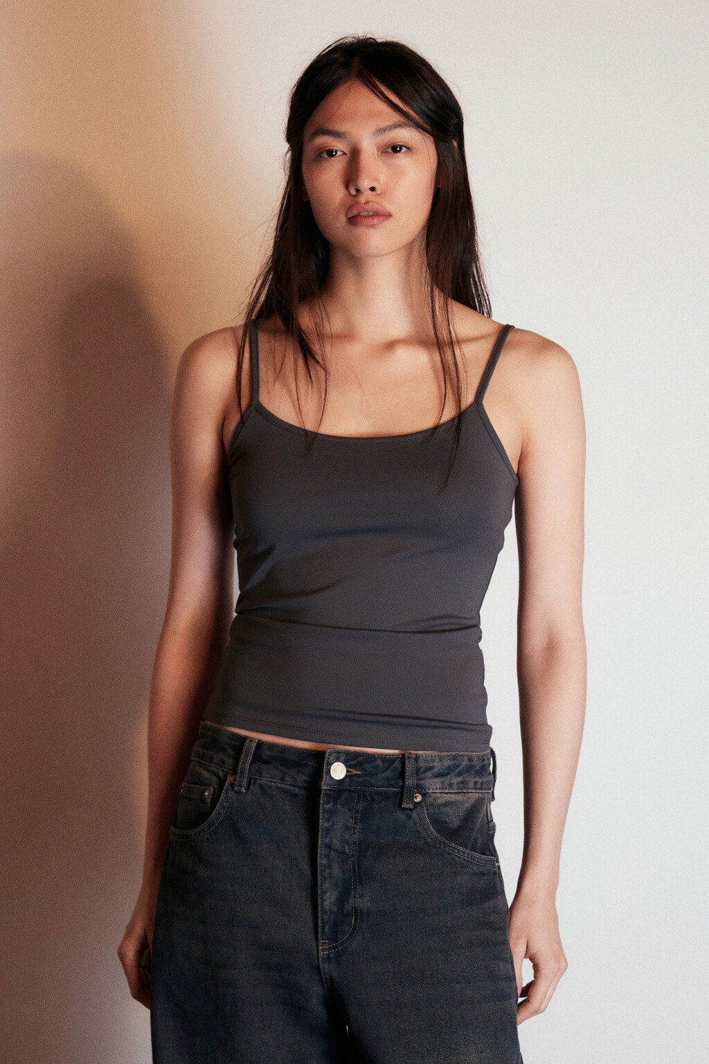 Майка гладкая на тонких бретелях - цвет серый - 2