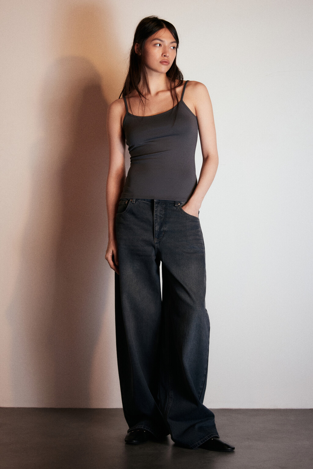 Майка гладкая на тонких бретелях - цвет серый - 4