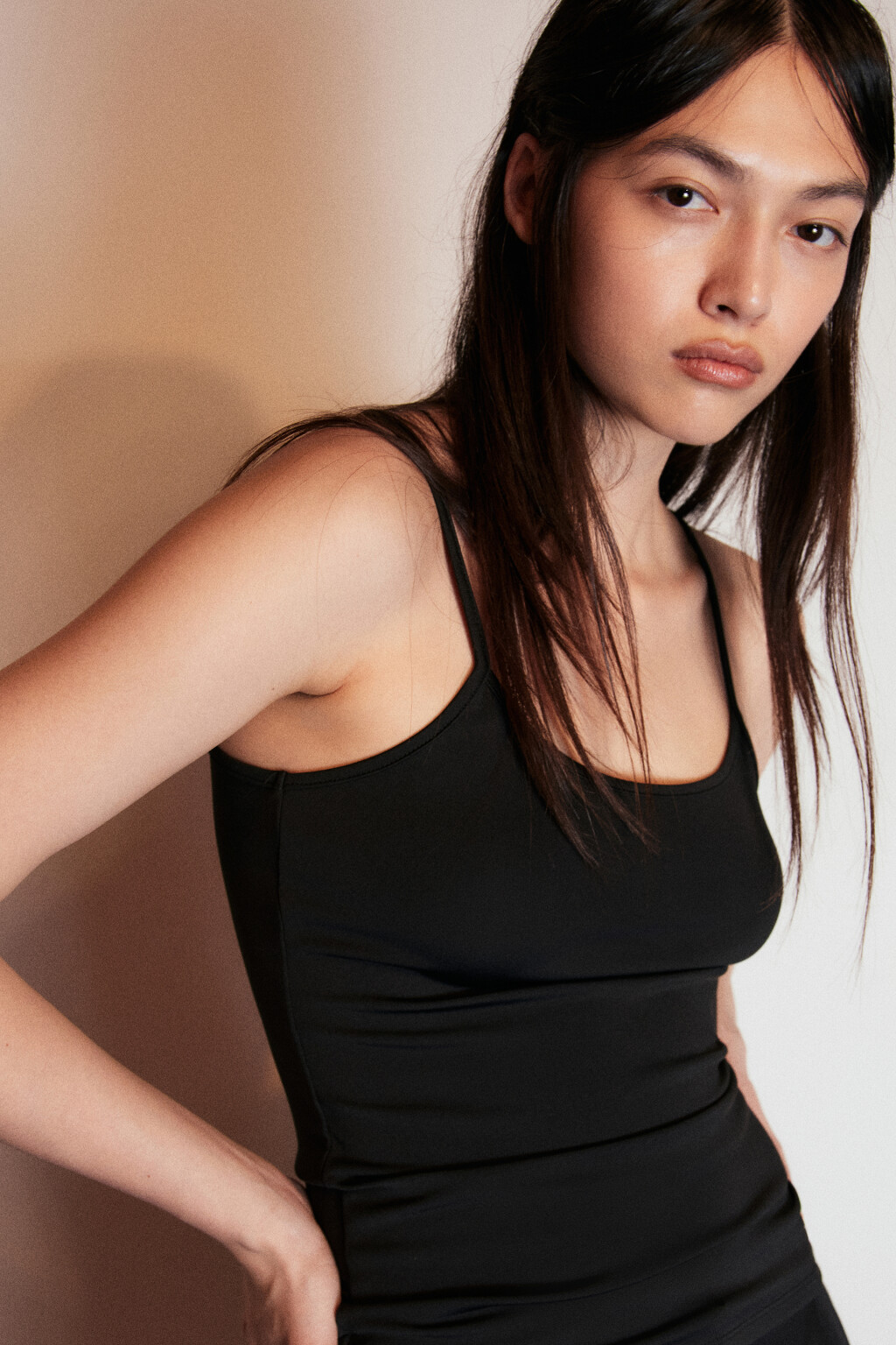 Майка гладкая на тонких бретелях - цвет черный - 1