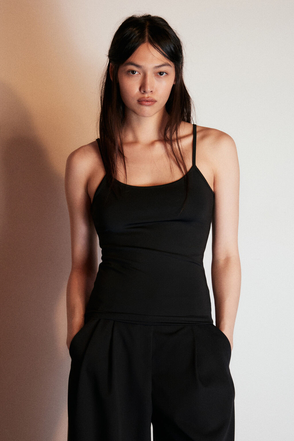 Майка гладкая на тонких бретелях - цвет черный - 2