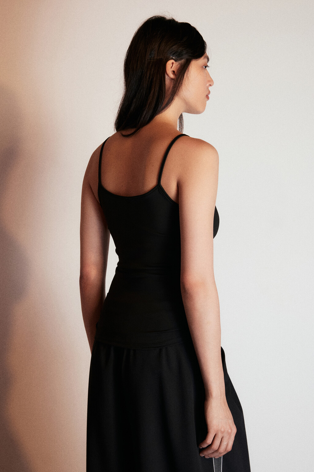 Майка гладкая на тонких бретелях - цвет черный - 3