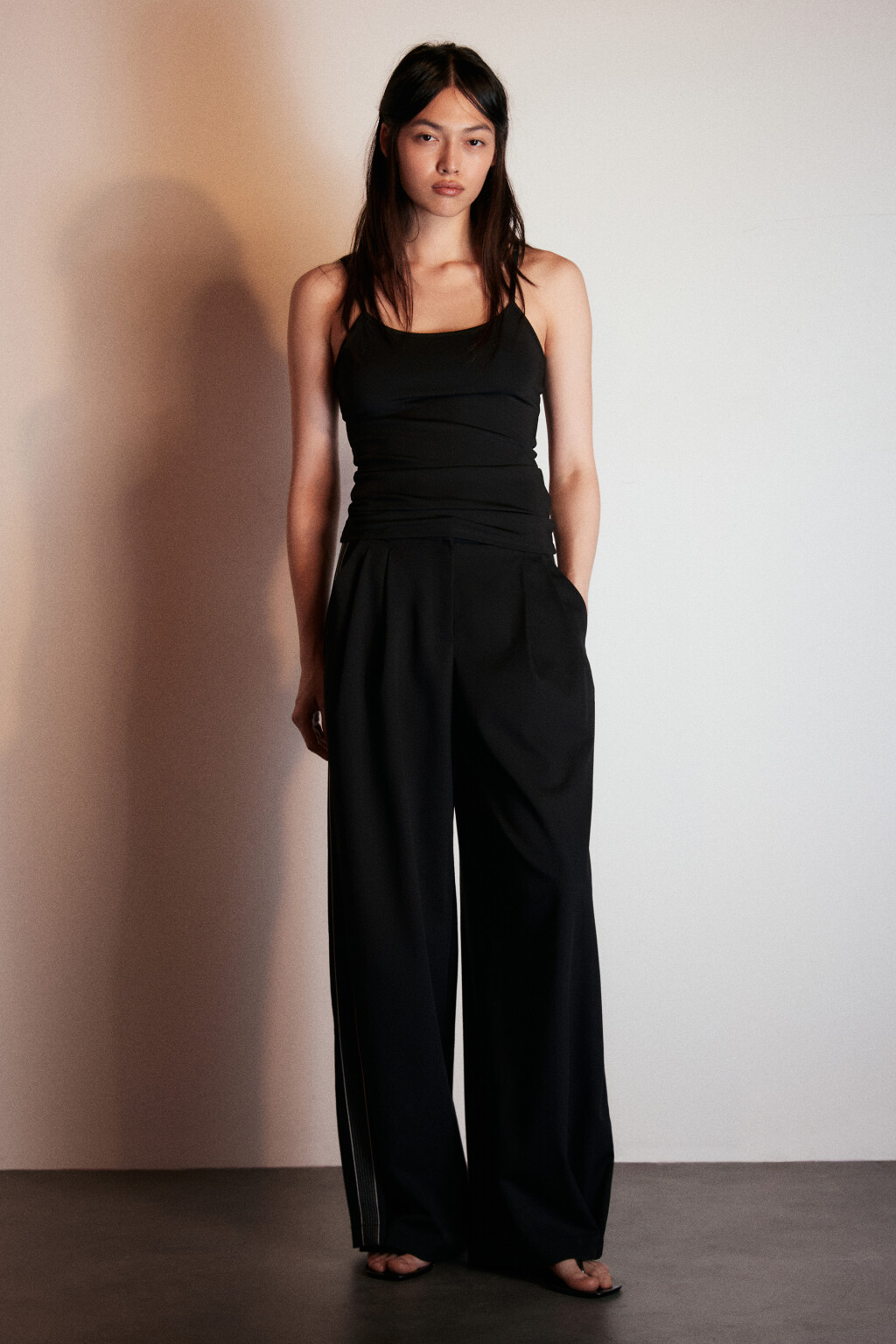 Майка гладкая на тонких бретелях - цвет черный - 4