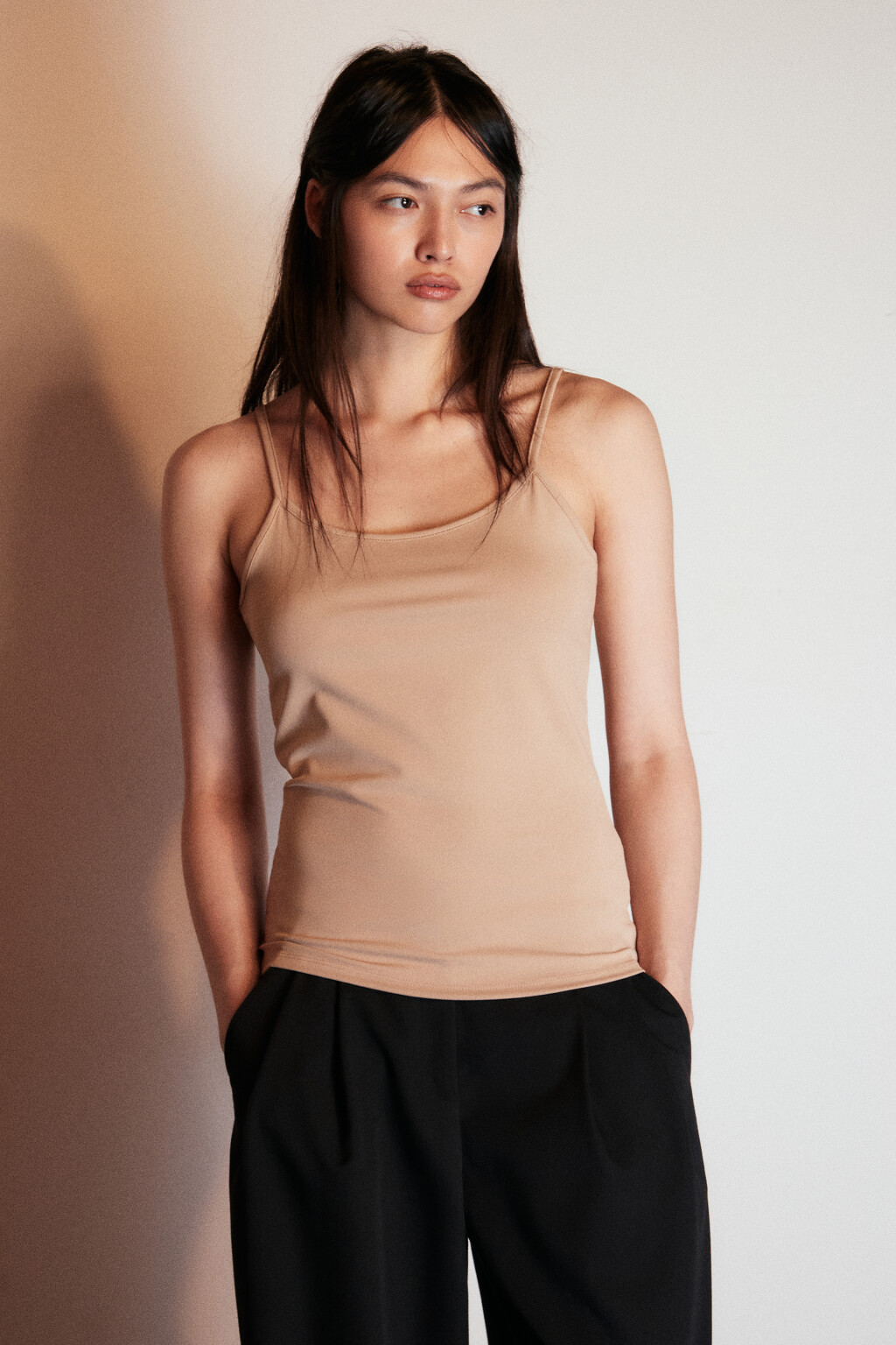 Майка гладкая на тонких бретелях - цвет бежевый - 2