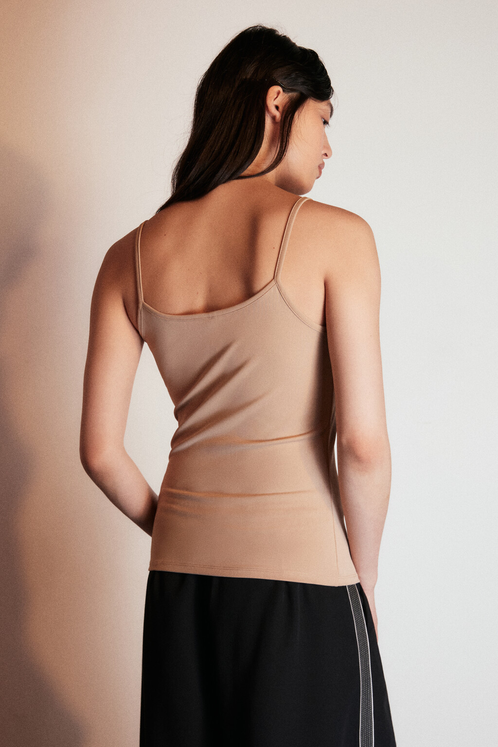 Майка гладкая на тонких бретелях - цвет бежевый - 3