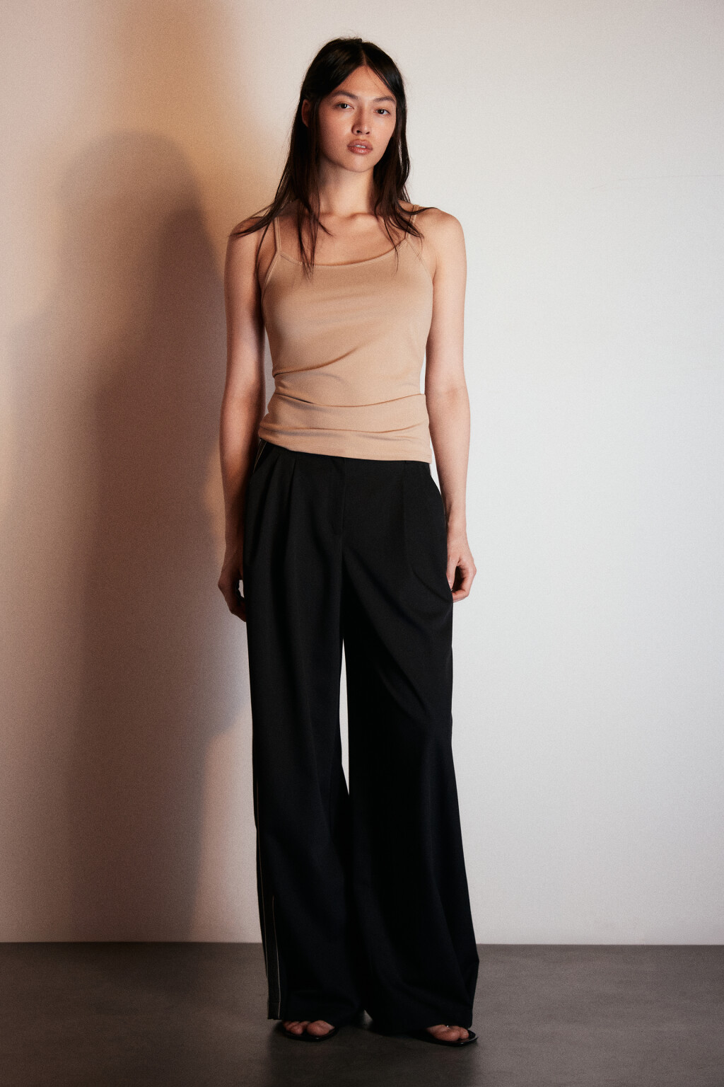 Майка гладкая на тонких бретелях - цвет бежевый - 4