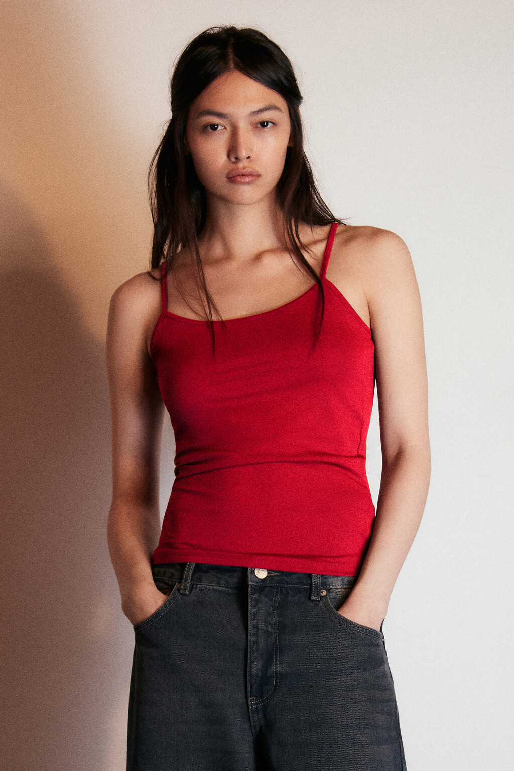 Майка гладкая на тонких бретелях - цвет красный - 1