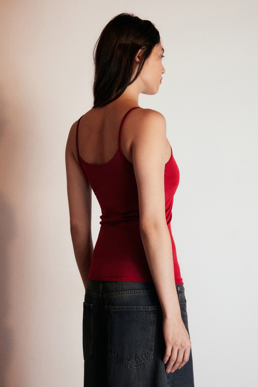 Майка гладкая на тонких бретелях - цвет красный - 2