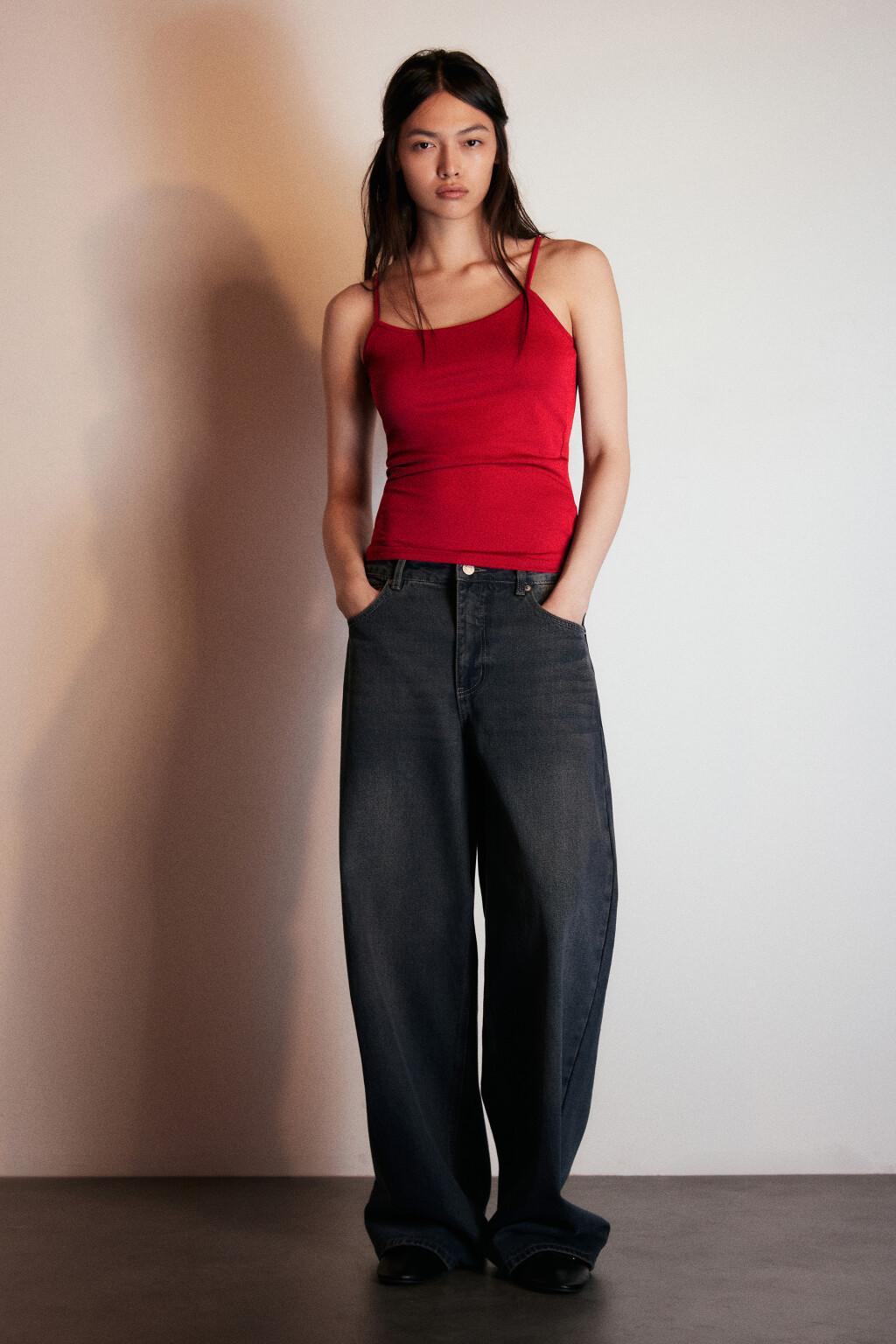 Майка гладкая на тонких бретелях - цвет красный - 3