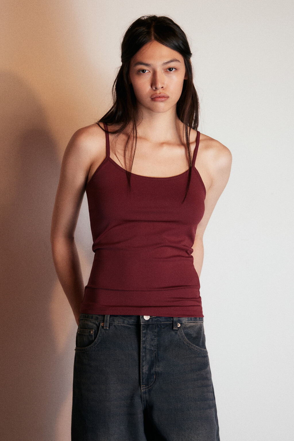 Майка гладкая на тонких бретелях - цвет бордовый - 2