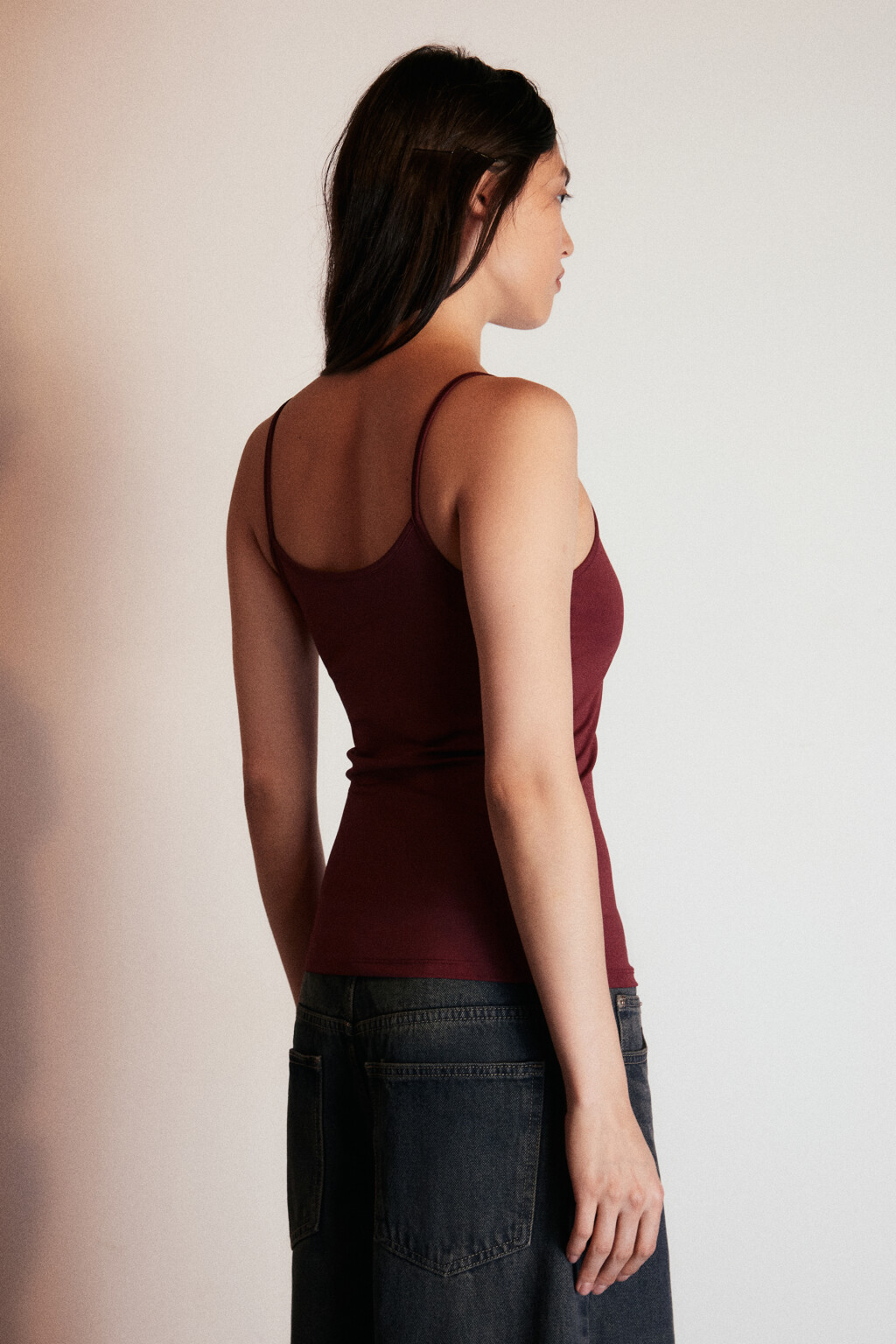 Майка гладкая на тонких бретелях - цвет бордовый - 3
