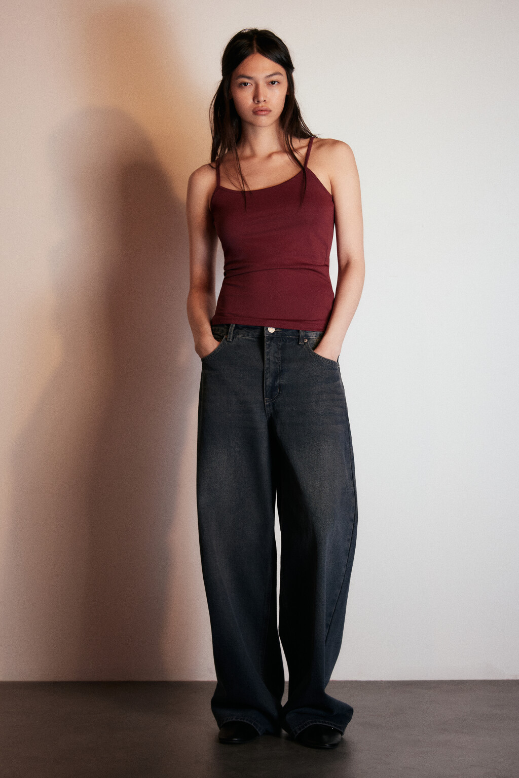 Майка гладкая на тонких бретелях - цвет бордовый - 4