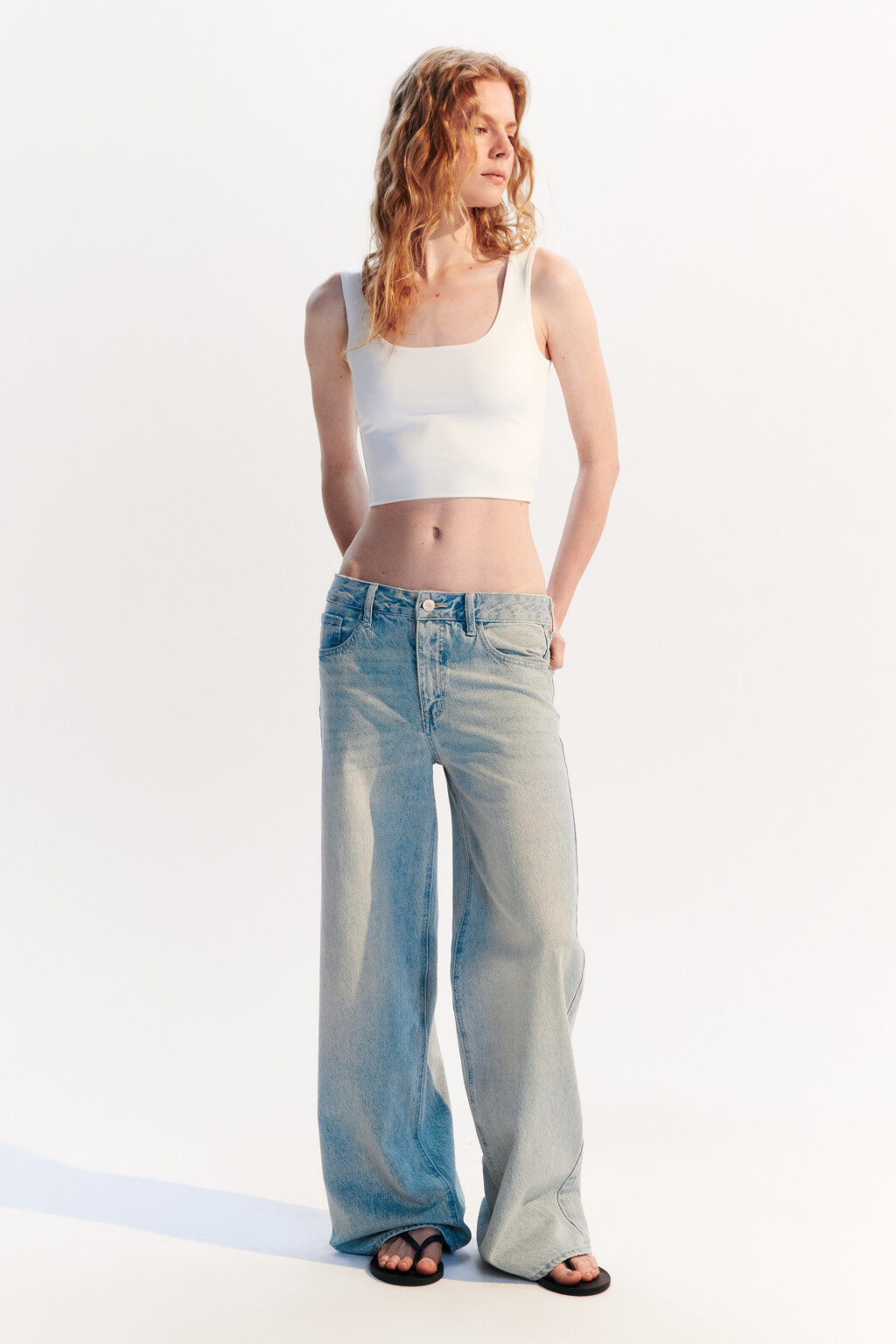 Майка-топ гладкая на широких бретелях - цвет белый - 4