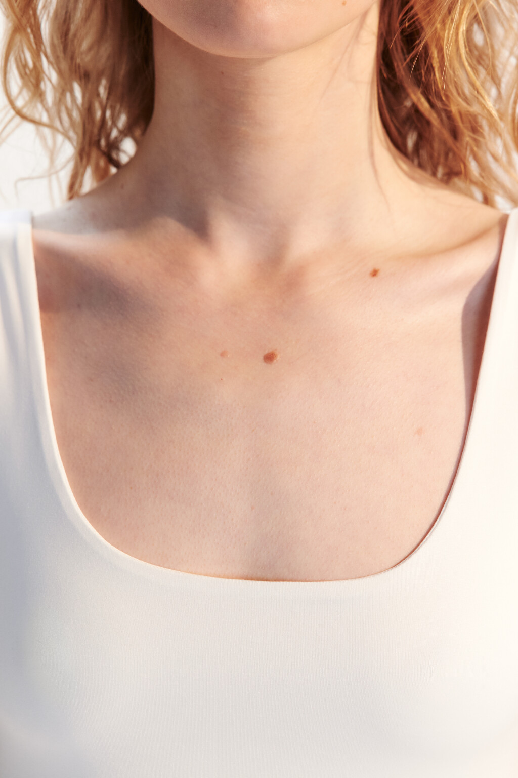 Майка-топ гладкая на широких бретелях - цвет белый - 5