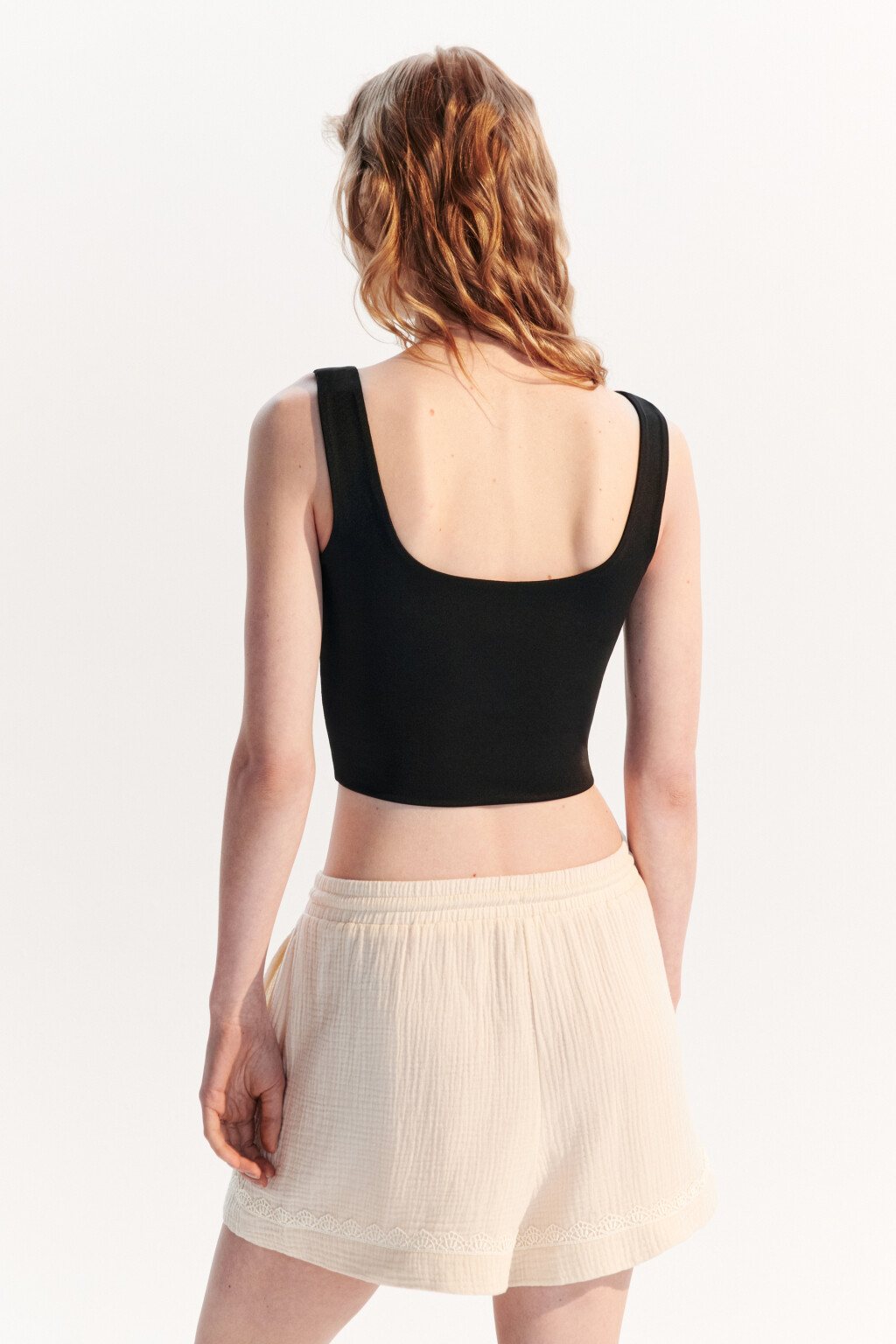 Майка-топ гладкая на широких бретелях - цвет черный - 3