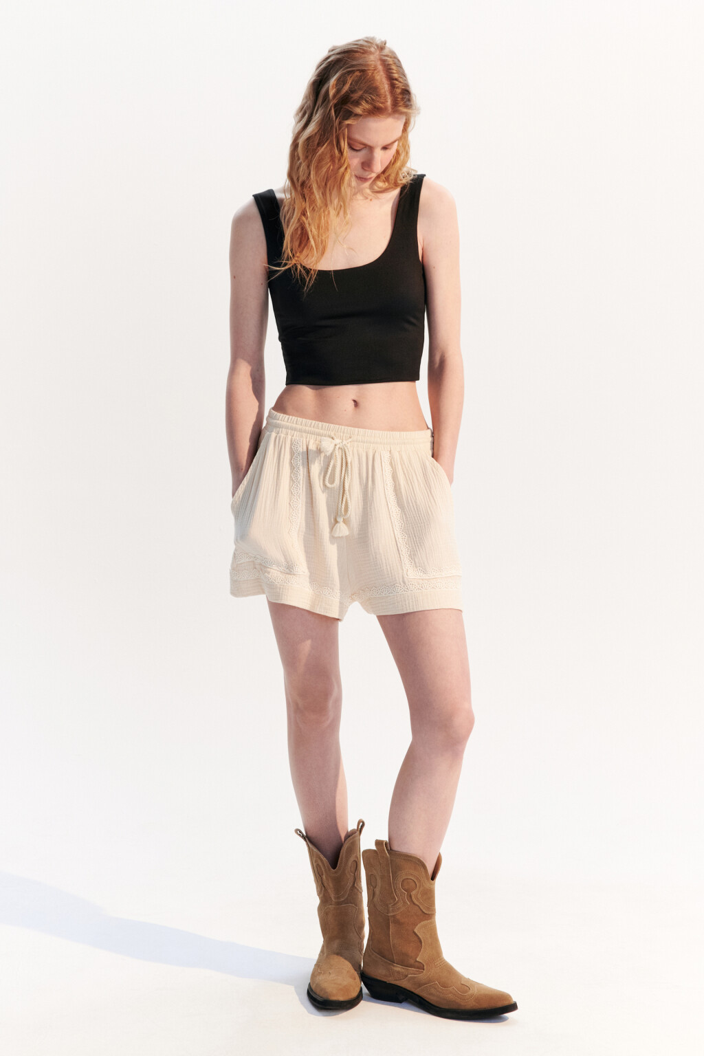 Майка-топ гладкая на широких бретелях - цвет черный - 4