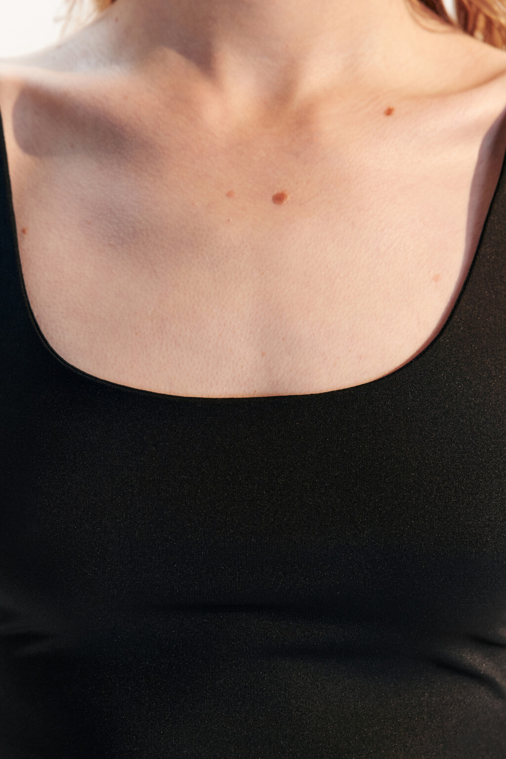 Майка-топ гладкая на широких бретелях - цвет черный - 5