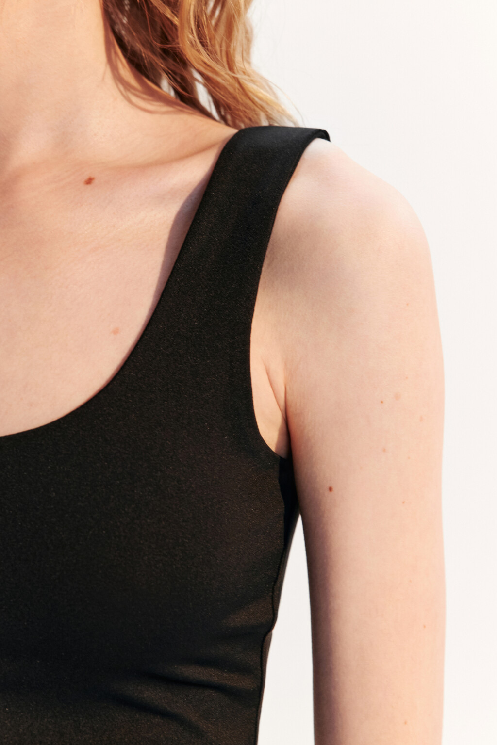 Майка-топ гладкая на широких бретелях - цвет черный - 6