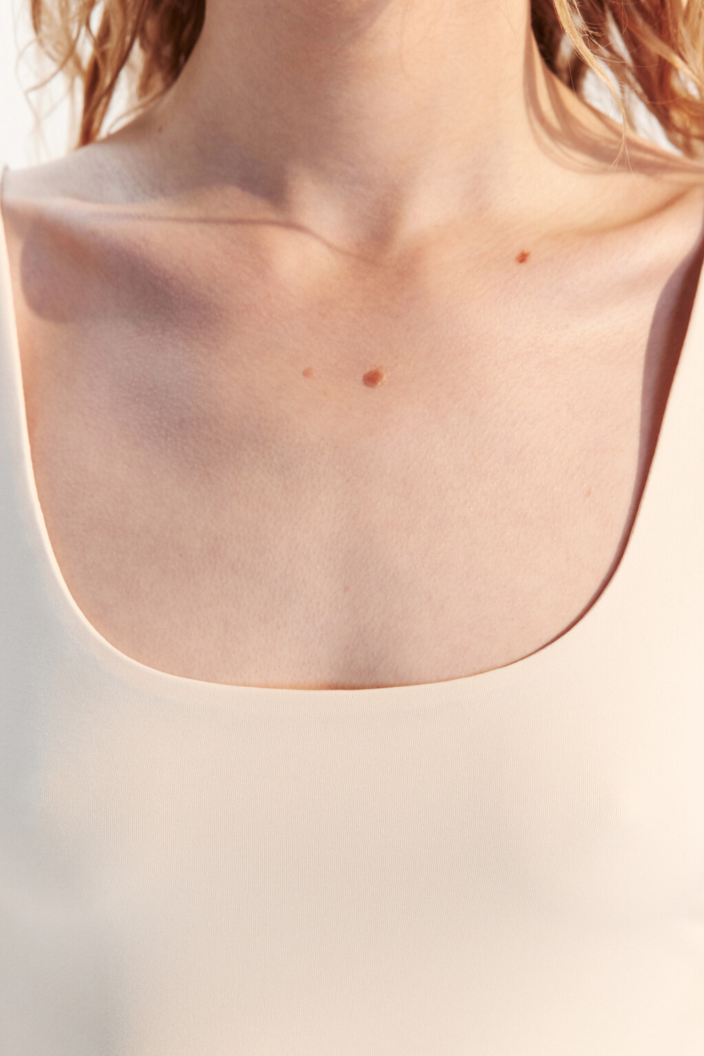 Майка-топ гладкая на широких бретелях - цвет бежевый - 5