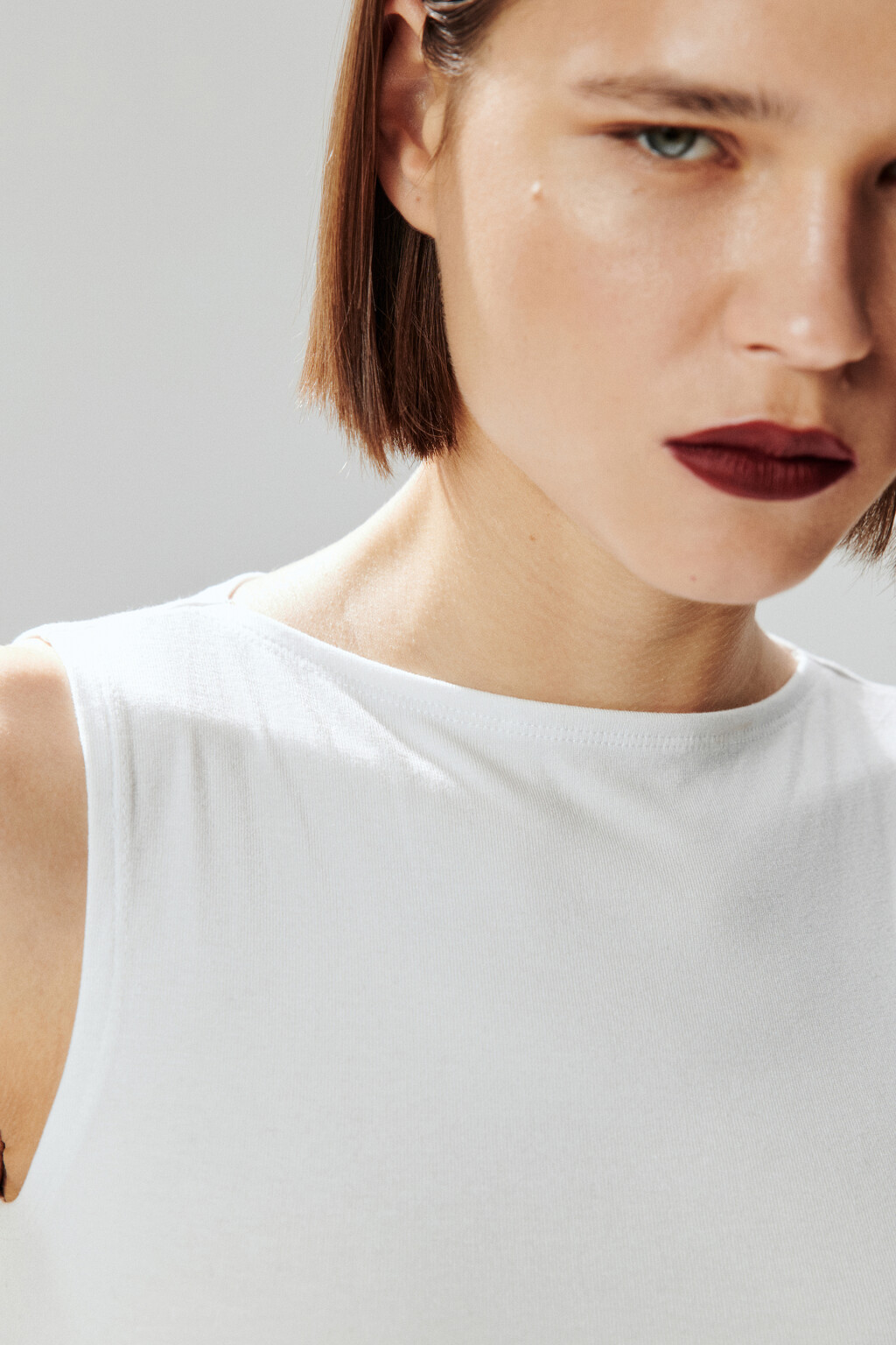 Майка вискозная с вырезом-лодочкой - цвет белый - 5
