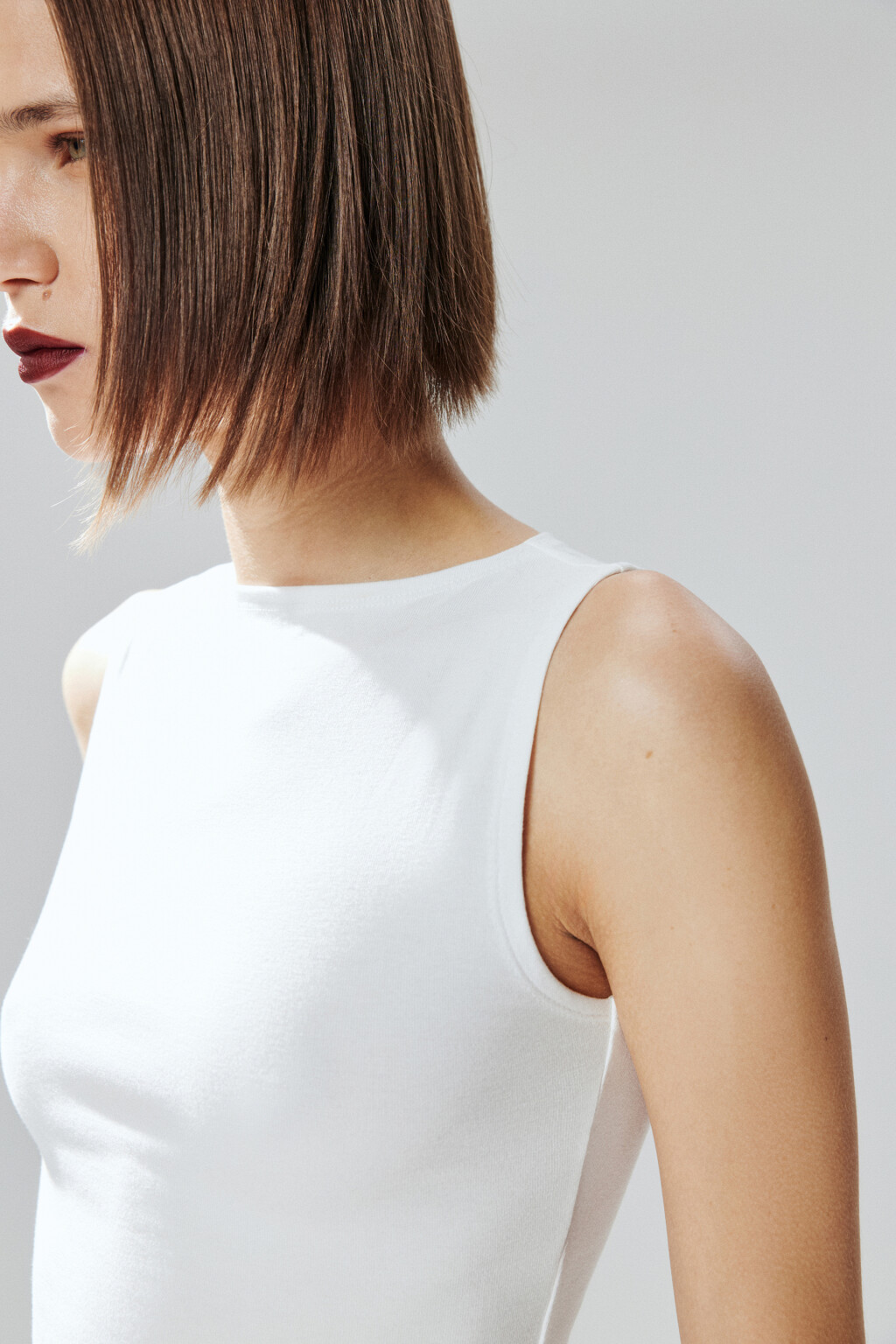Майка вискозная с вырезом-лодочкой - цвет белый - 6