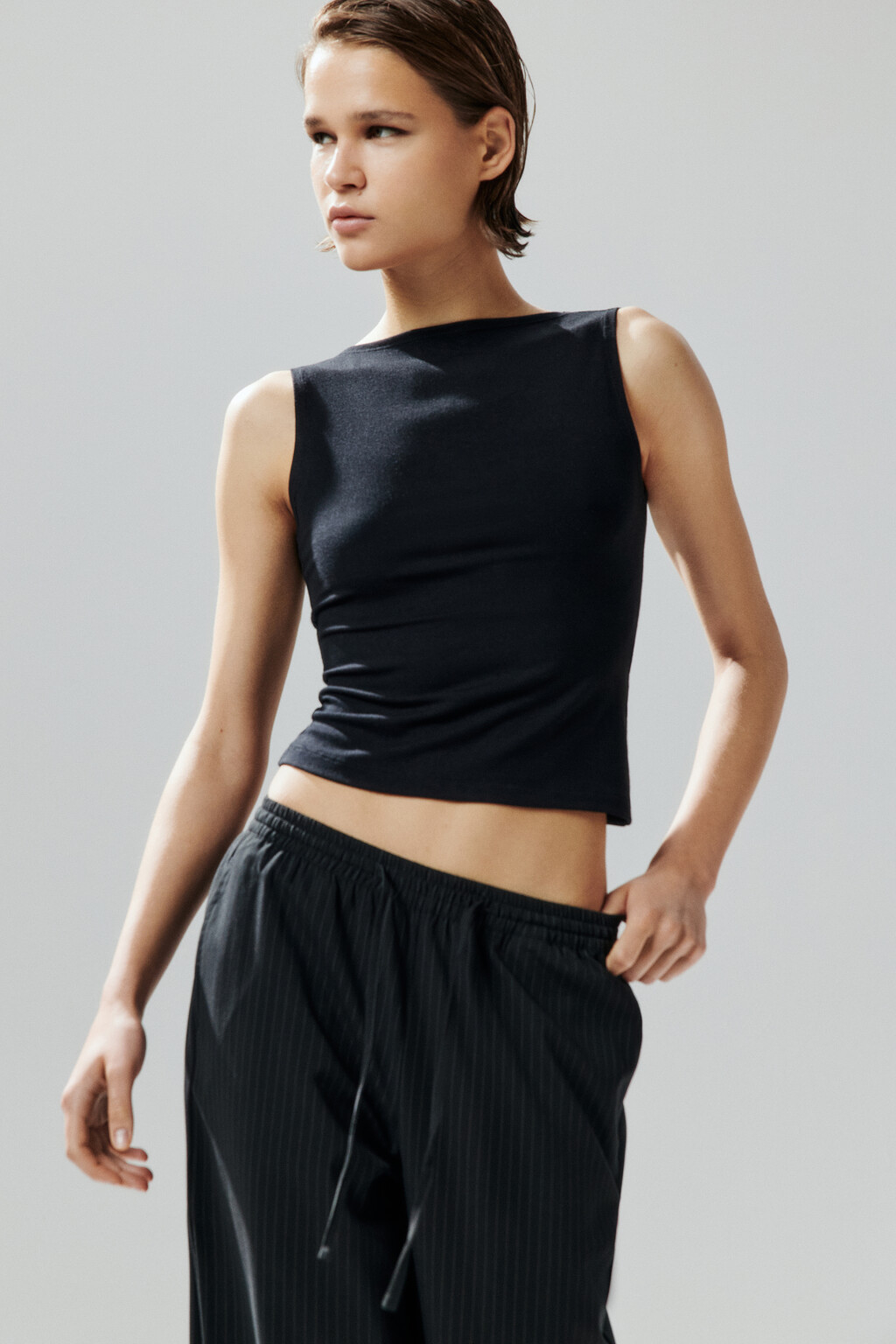 Майка вискозная с вырезом-лодочкой - цвет черный - 1