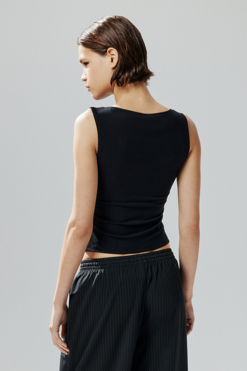 Майка вискозная с вырезом-лодочкой - цвет черный - 3