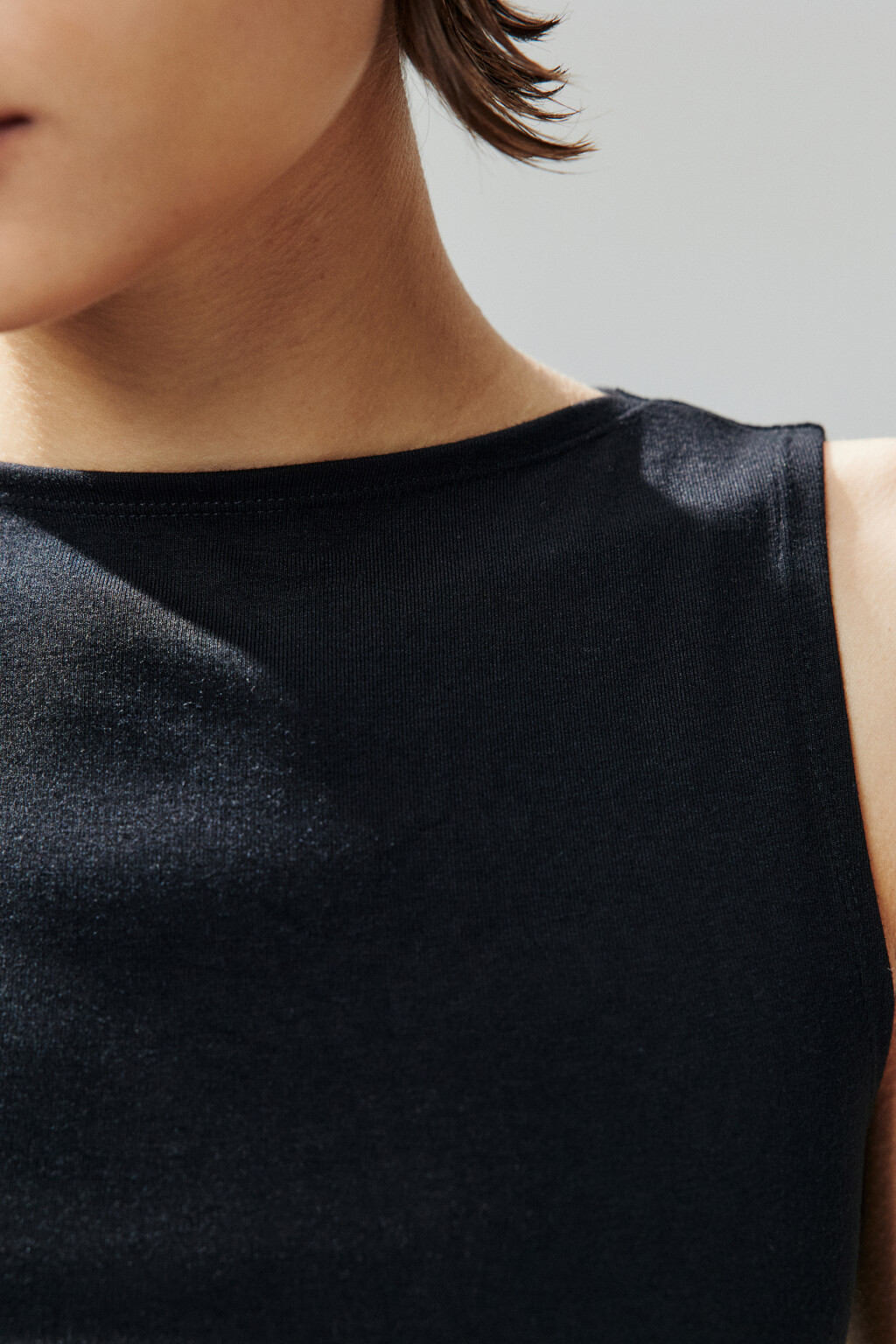 Майка вискозная с вырезом-лодочкой - цвет черный - 5