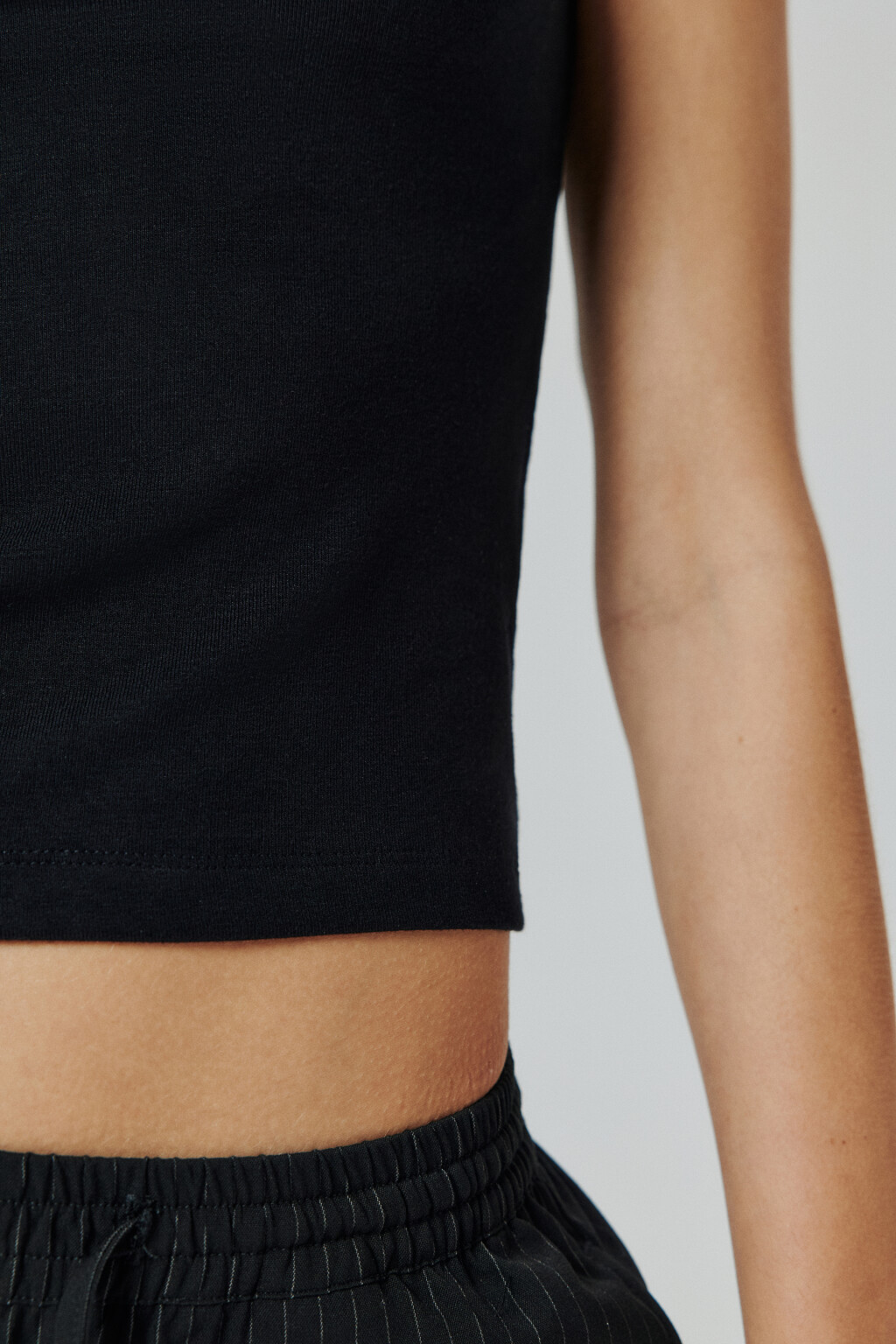 Майка вискозная с вырезом-лодочкой - цвет черный - 6