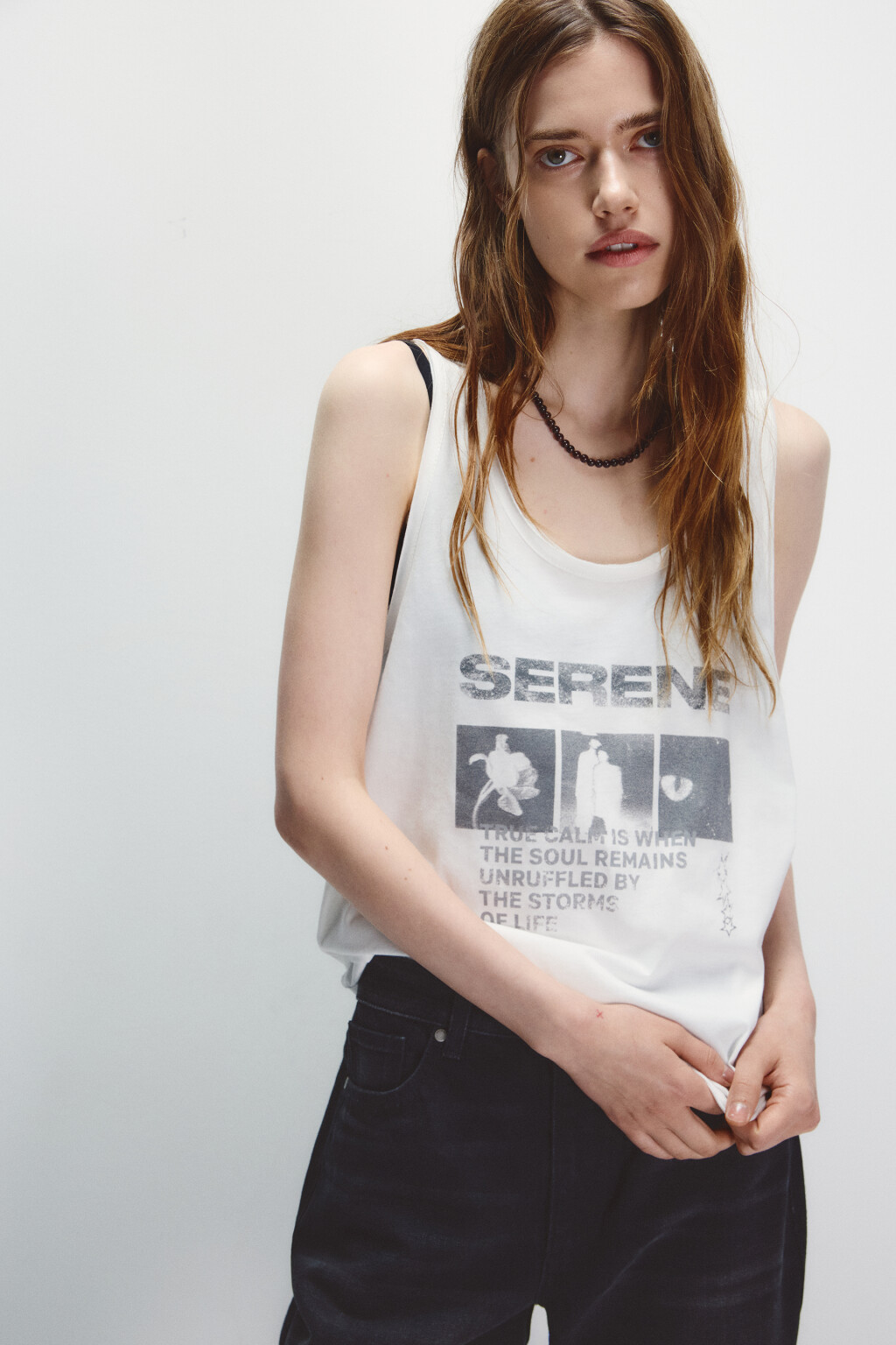 Майка с открытыми срезами и принтом - цвет белый - 1