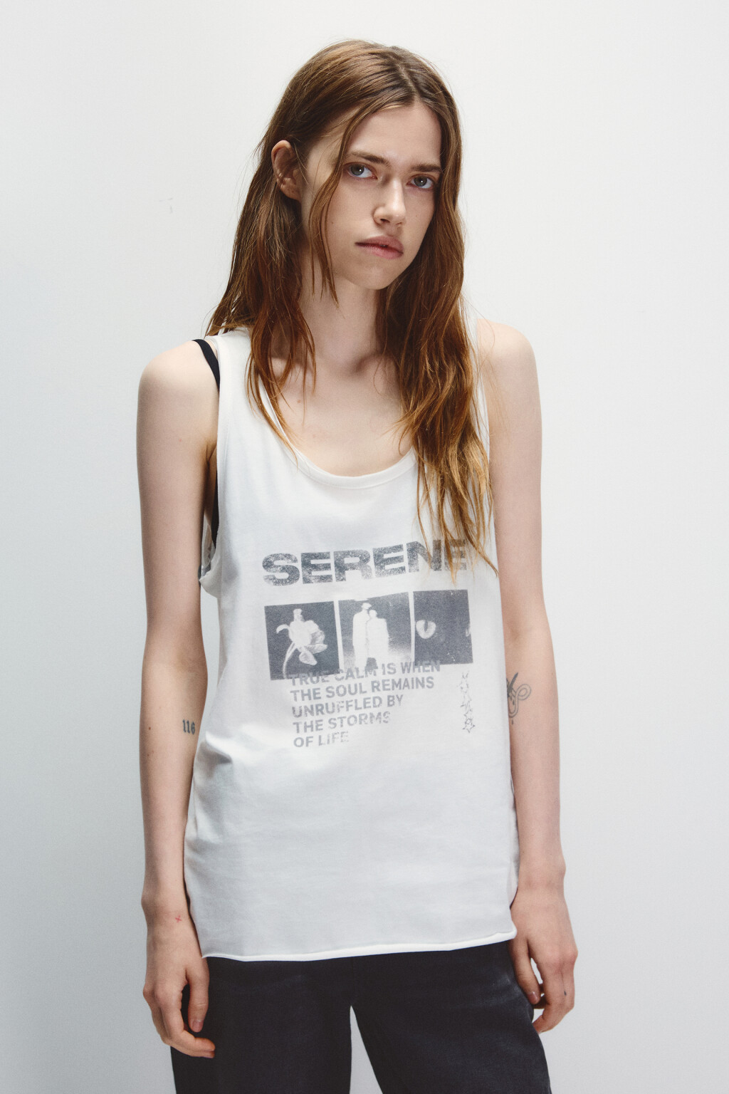 Майка с открытыми срезами и принтом - цвет белый - 2