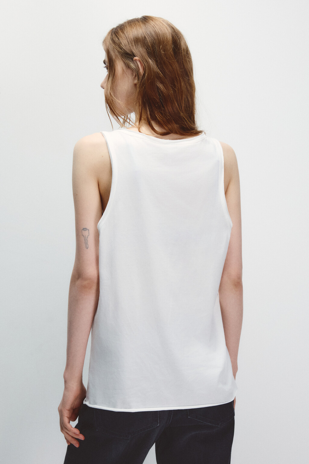 Майка с открытыми срезами и принтом - цвет белый - 3