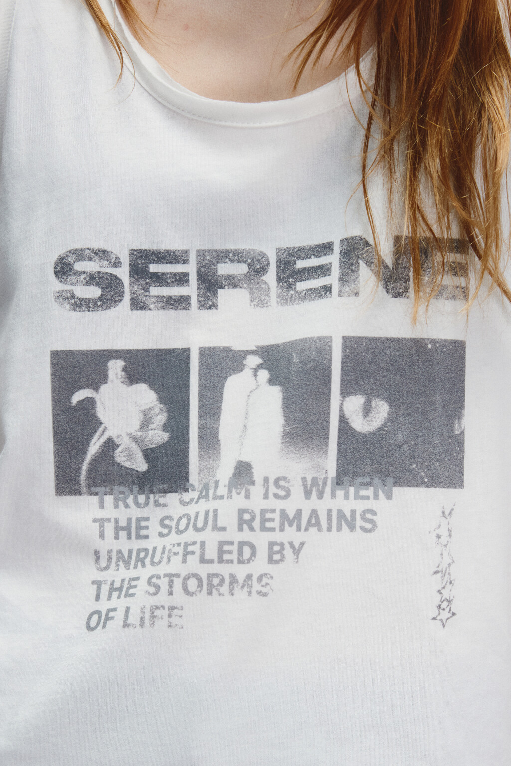 Майка с открытыми срезами и принтом - цвет белый - 5