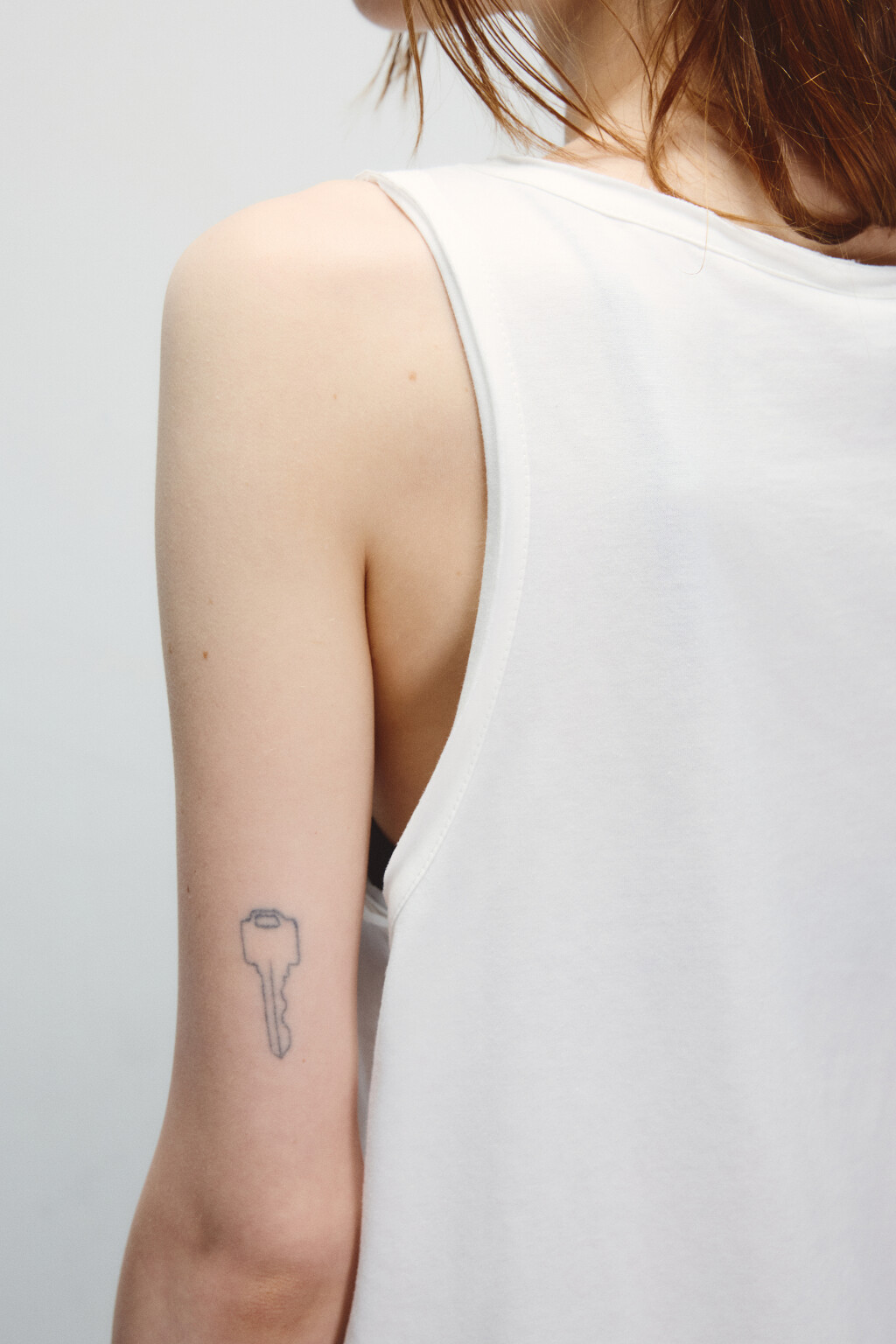 Майка с открытыми срезами и принтом - цвет белый - 6