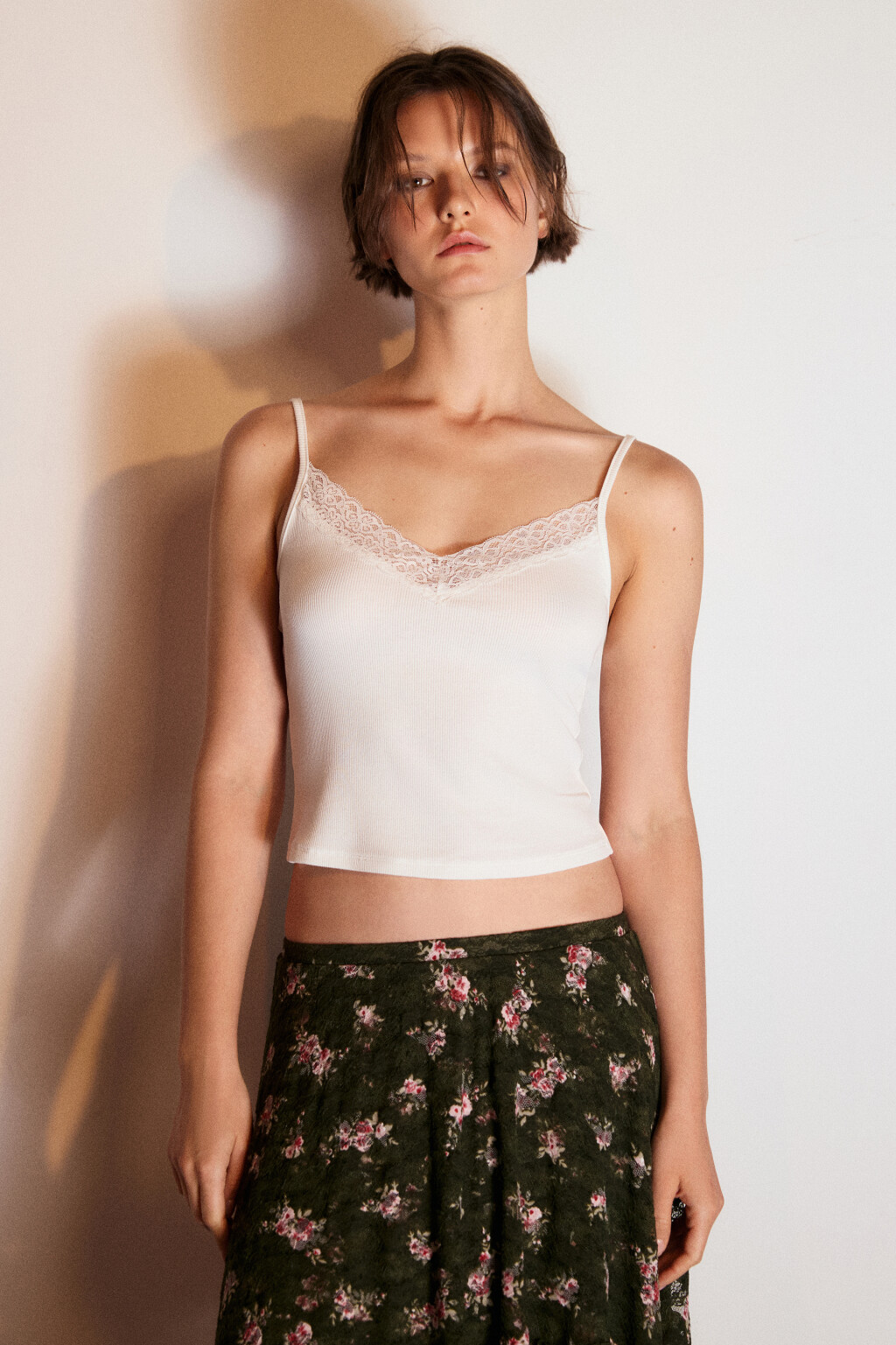 Топ на бретельках с кружевом - цвет белый - 2