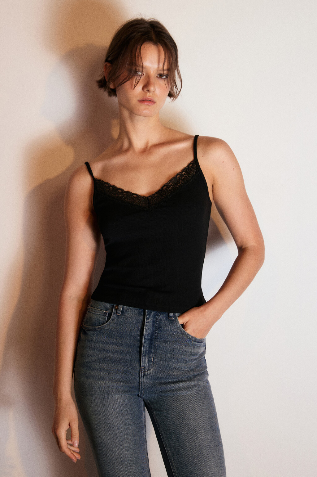 Топ на бретельках с кружевом - цвет черный - 2