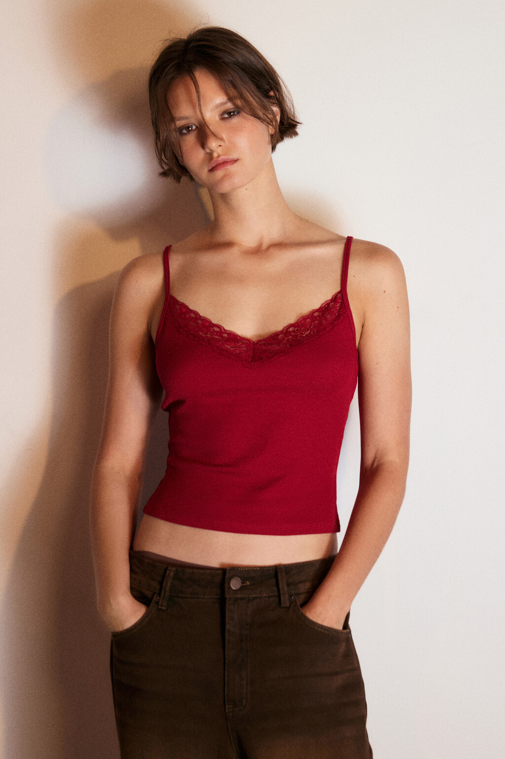 Топ на бретельках с кружевом - цвет бордовый - 2