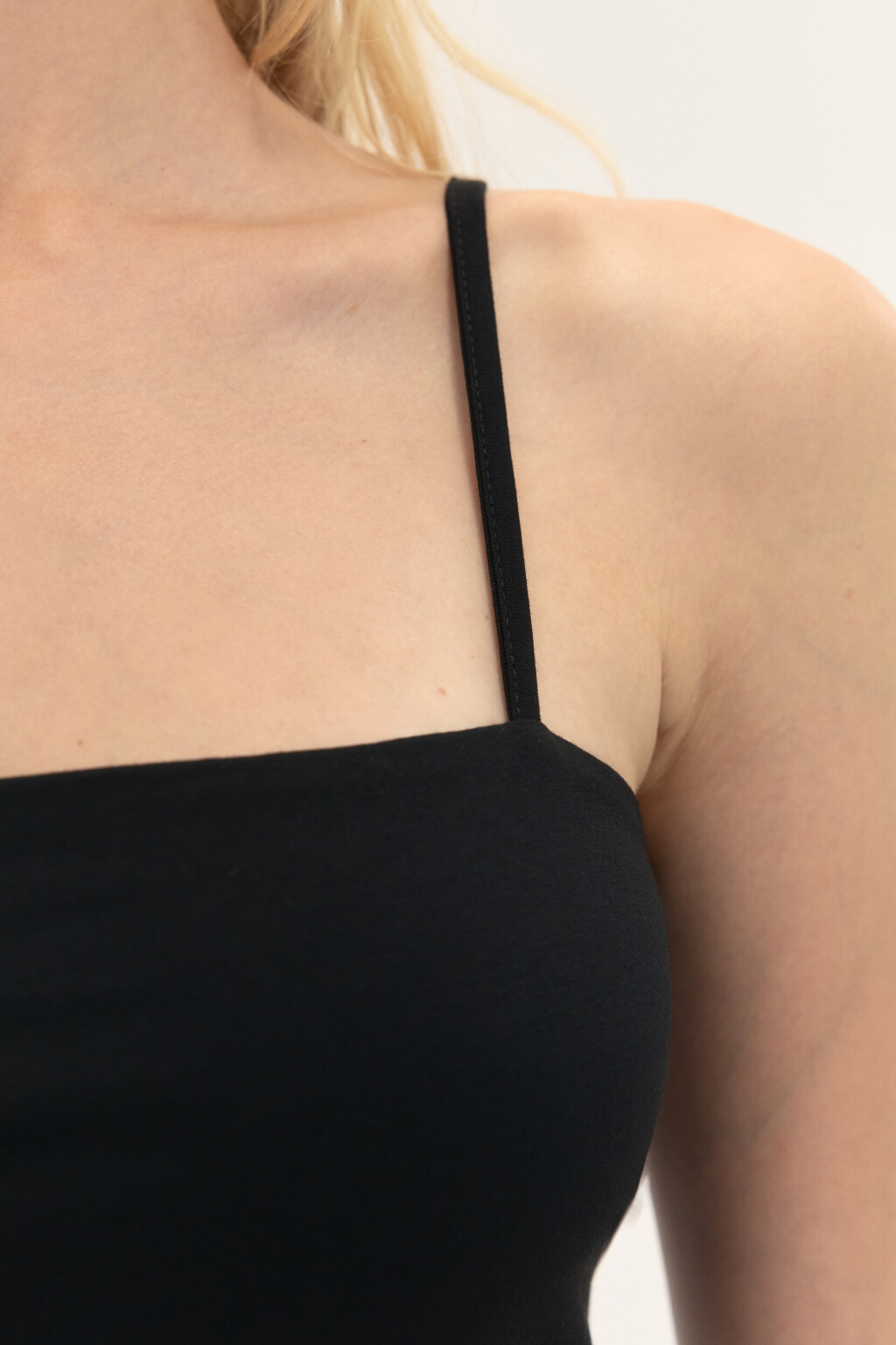 Топ-майка на тонких бретелях - цвет черный - 7