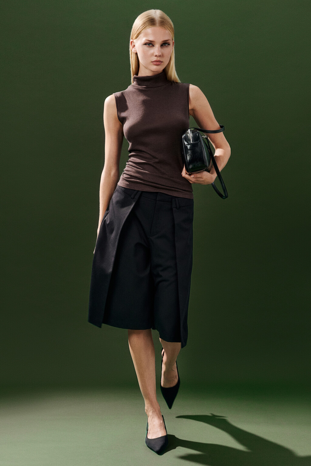 Топ-водолазка без рукавов - цвет коричневый - 2