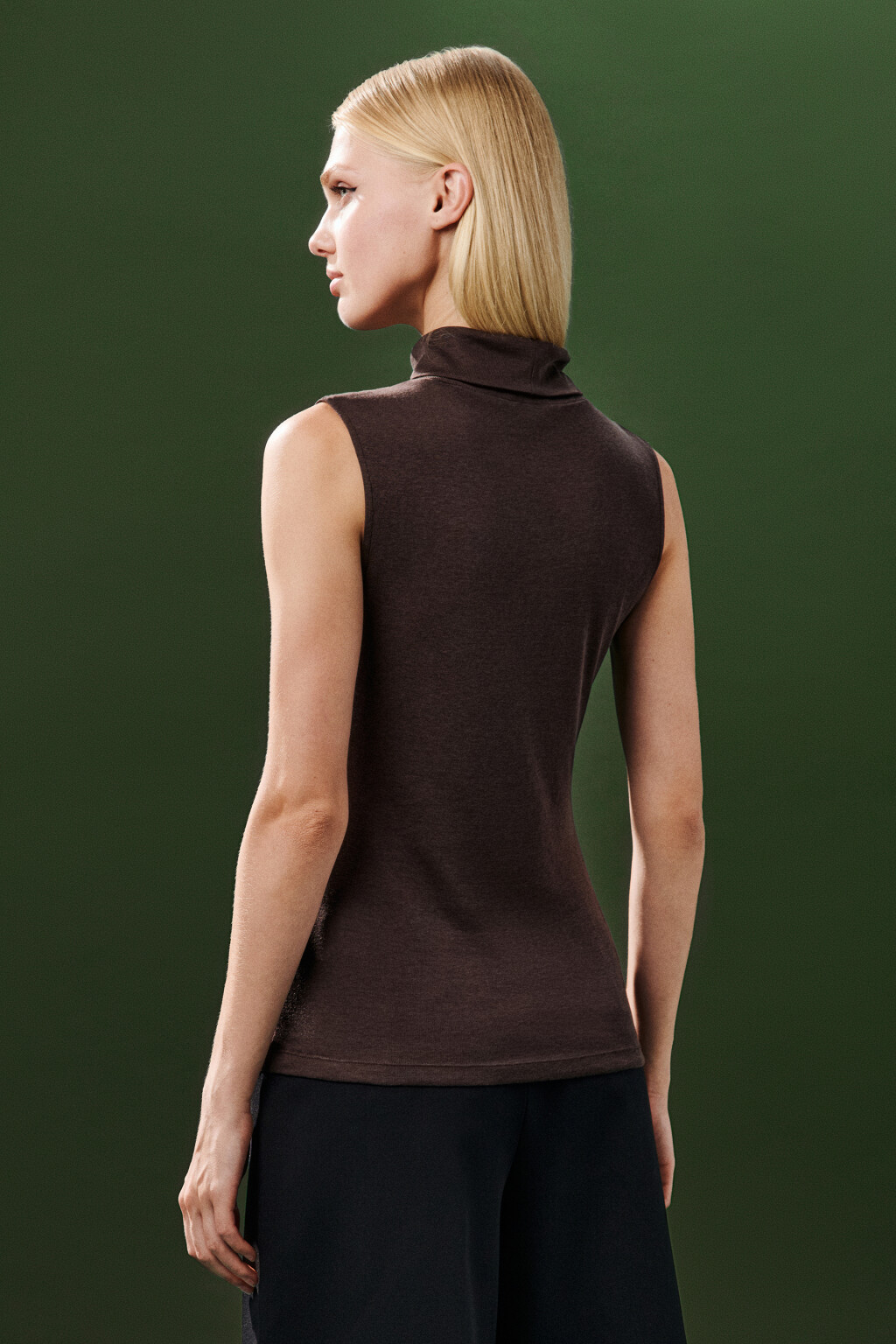 Топ-водолазка без рукавов - цвет коричневый - 4