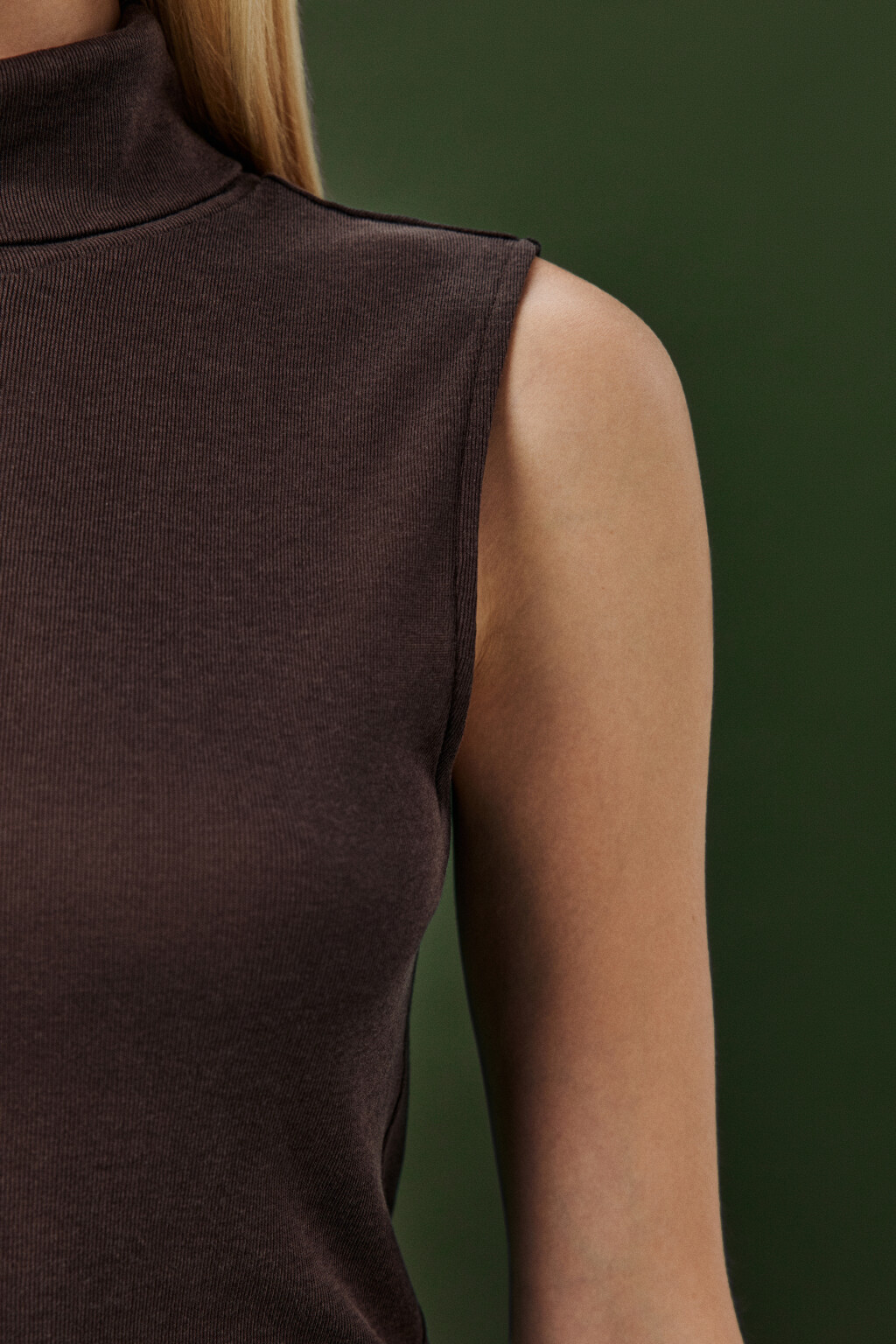 Топ-водолазка без рукавов - цвет коричневый - 7