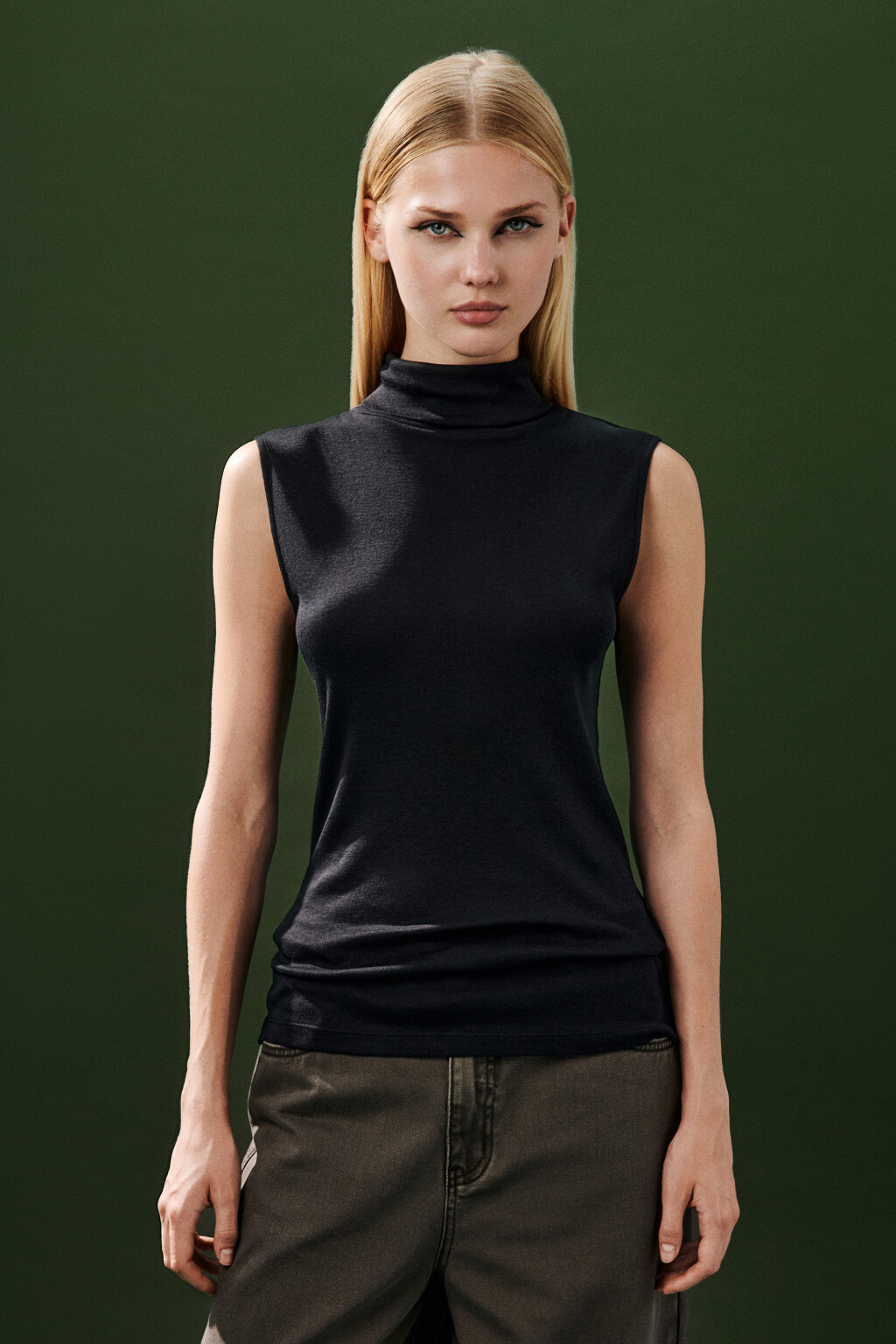 Топ-водолазка без рукавов - цвет черный - 3