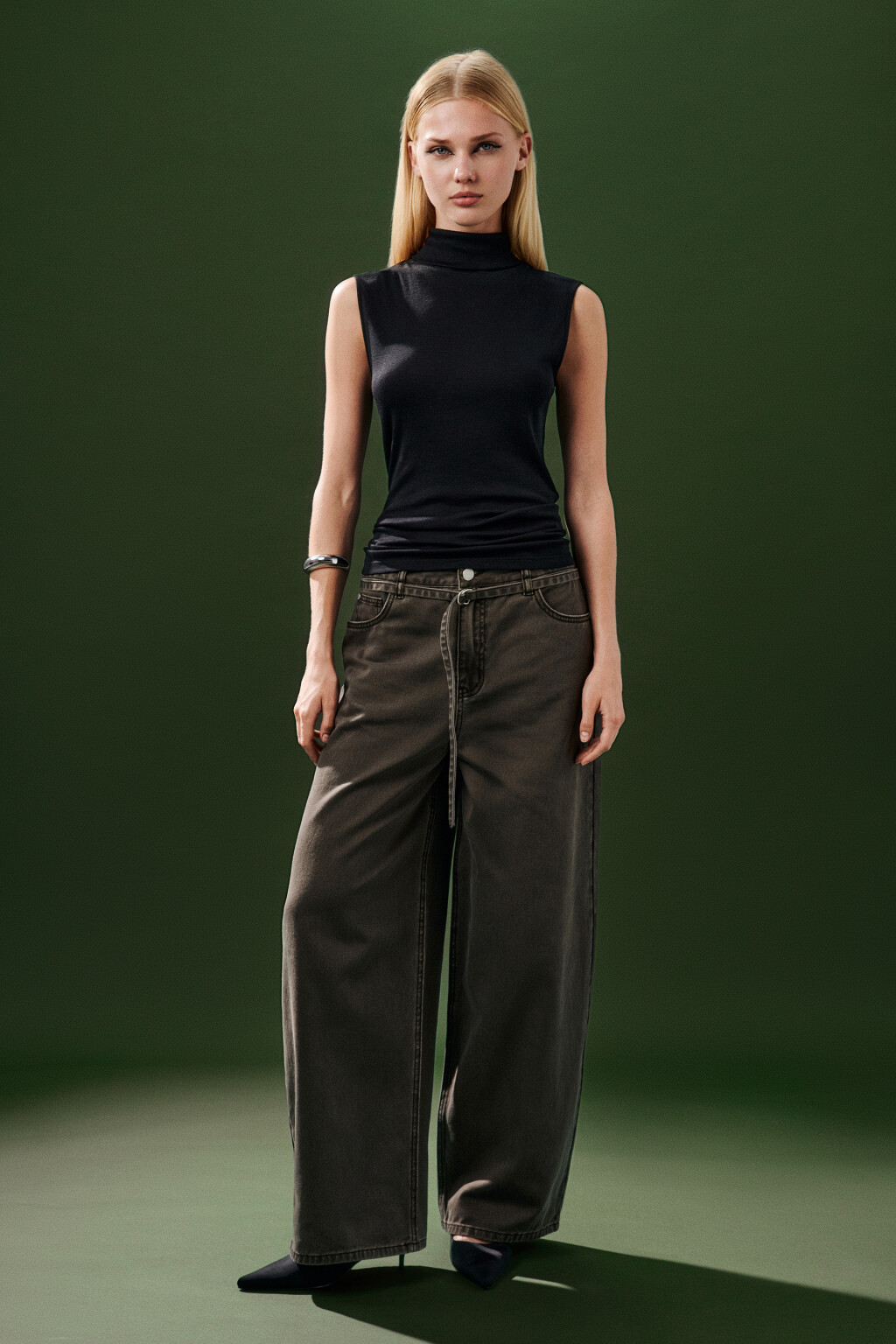 Топ-водолазка без рукавов - цвет черный - 5