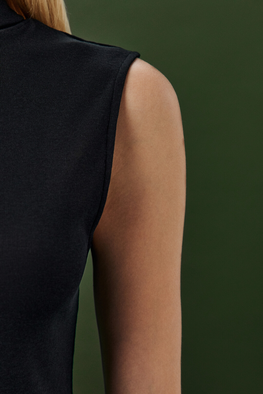 Топ-водолазка без рукавов - цвет черный - 7