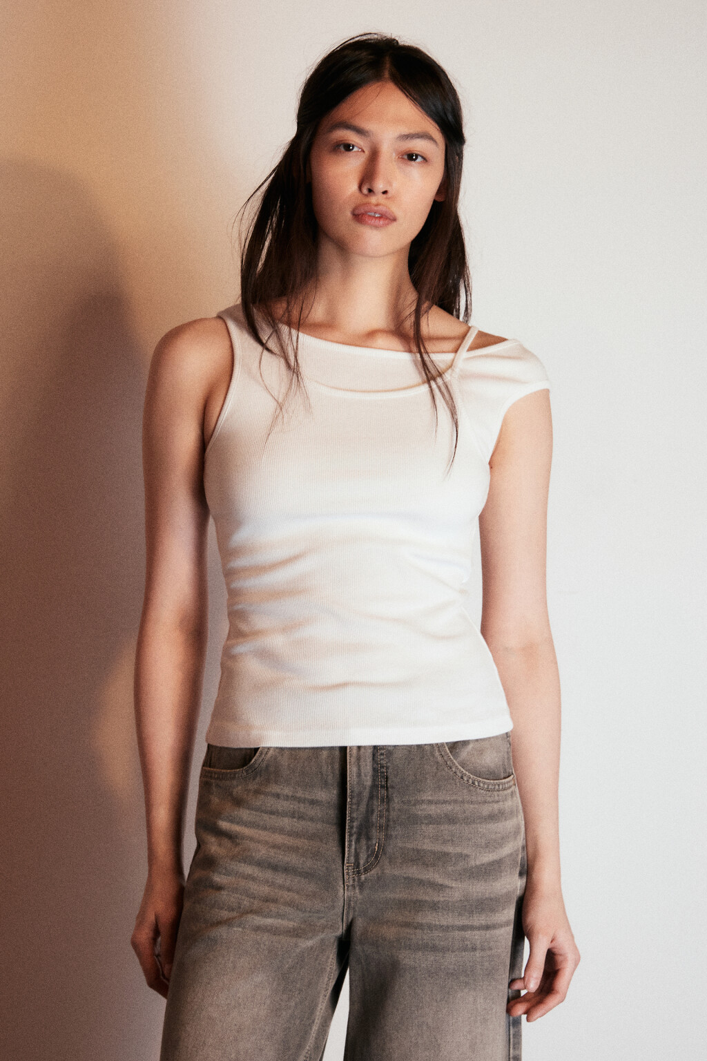 Майка с асимметричными бретелями - цвет белый - 2